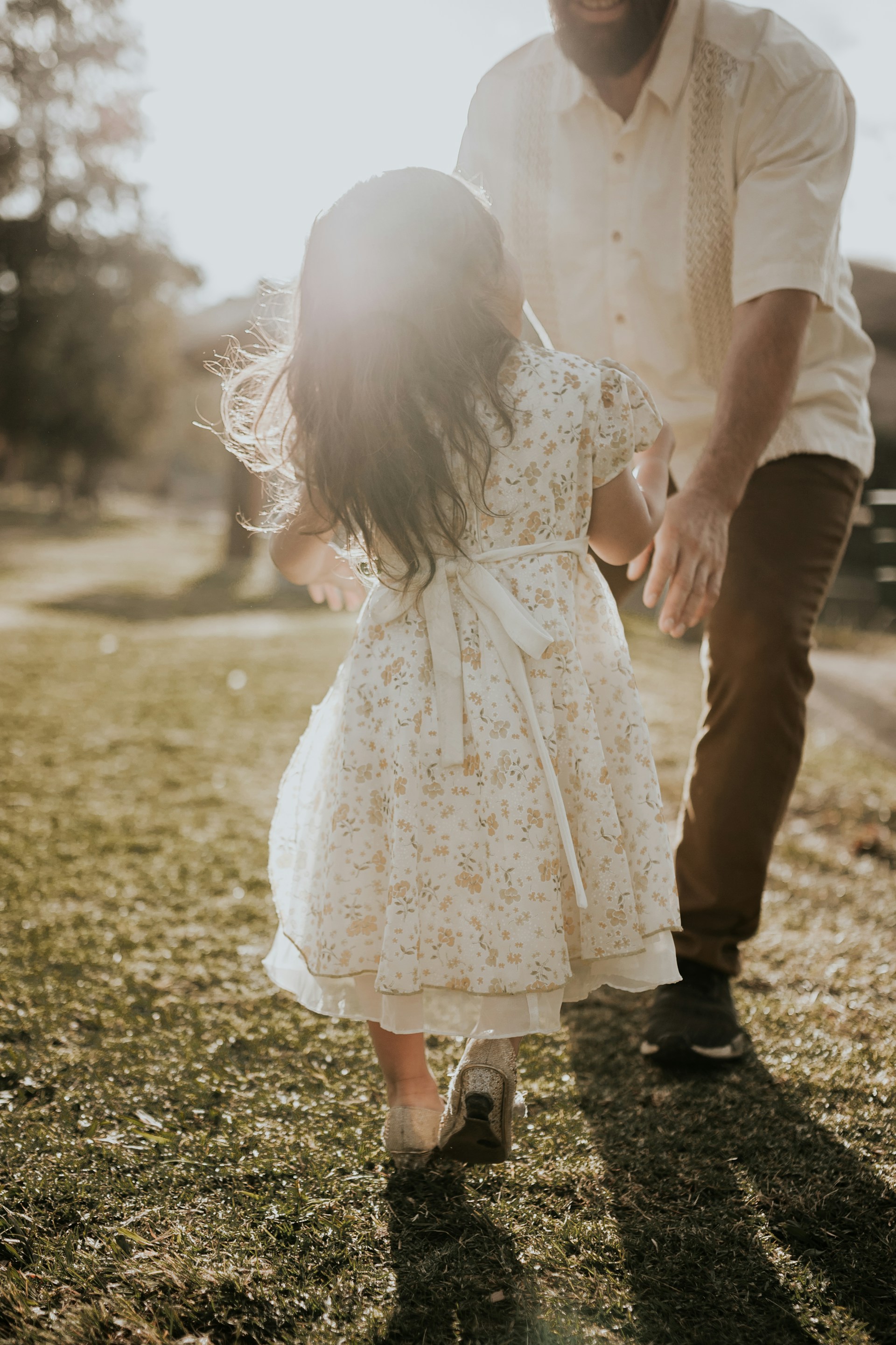 Una niña corriendo hacia un hombre | Fuente: Unsplash