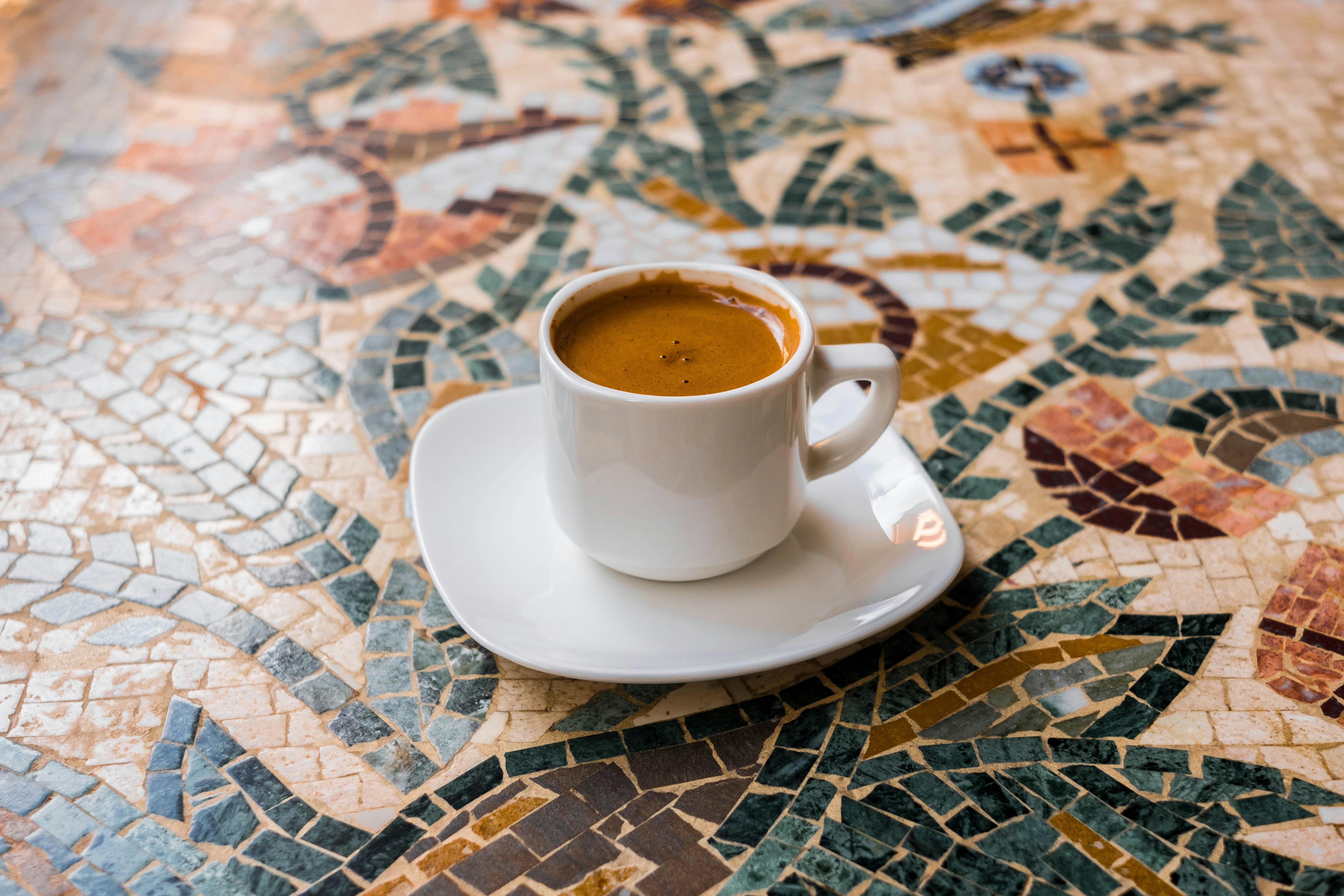 Una taza de café sobre una mesa | Fuente: Pexels