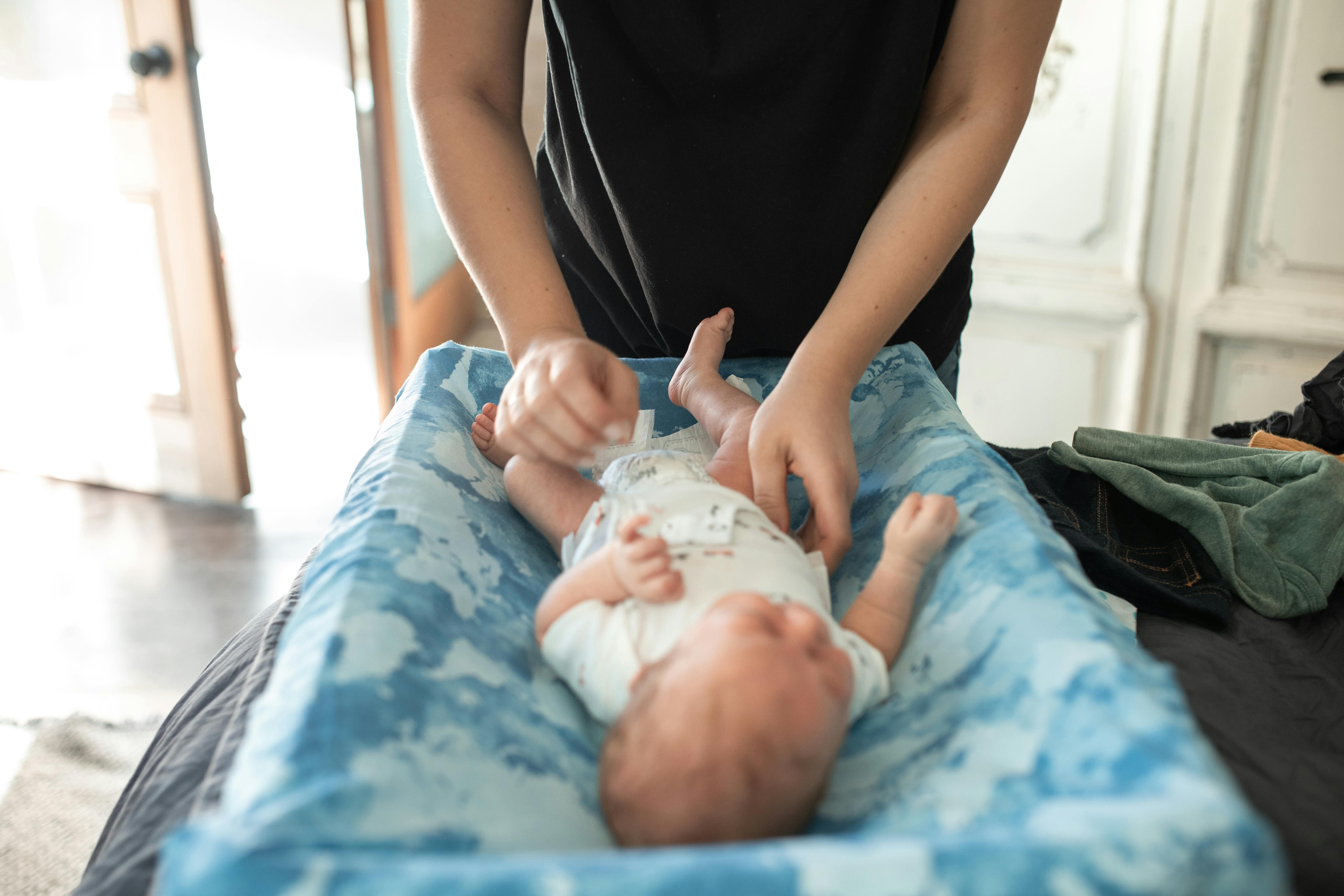 Una persona con un bebé en brazos | Fuente: Pexels