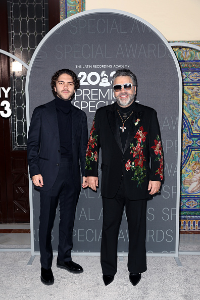 Manuel Mijares y José Manuel Mijares Hogaza asisten a la Presentación de Premios Especiales de los Latin Grammy 2023 en el Teatro de la Capitanía y Casino de la Exposición el 12 de noviembre de 2023 en Sevilla, España | Fuente: Getty Images