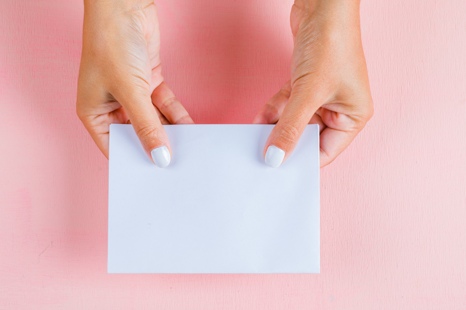 Una mujer sujetando una hoja de papel | Fuente: Freepik