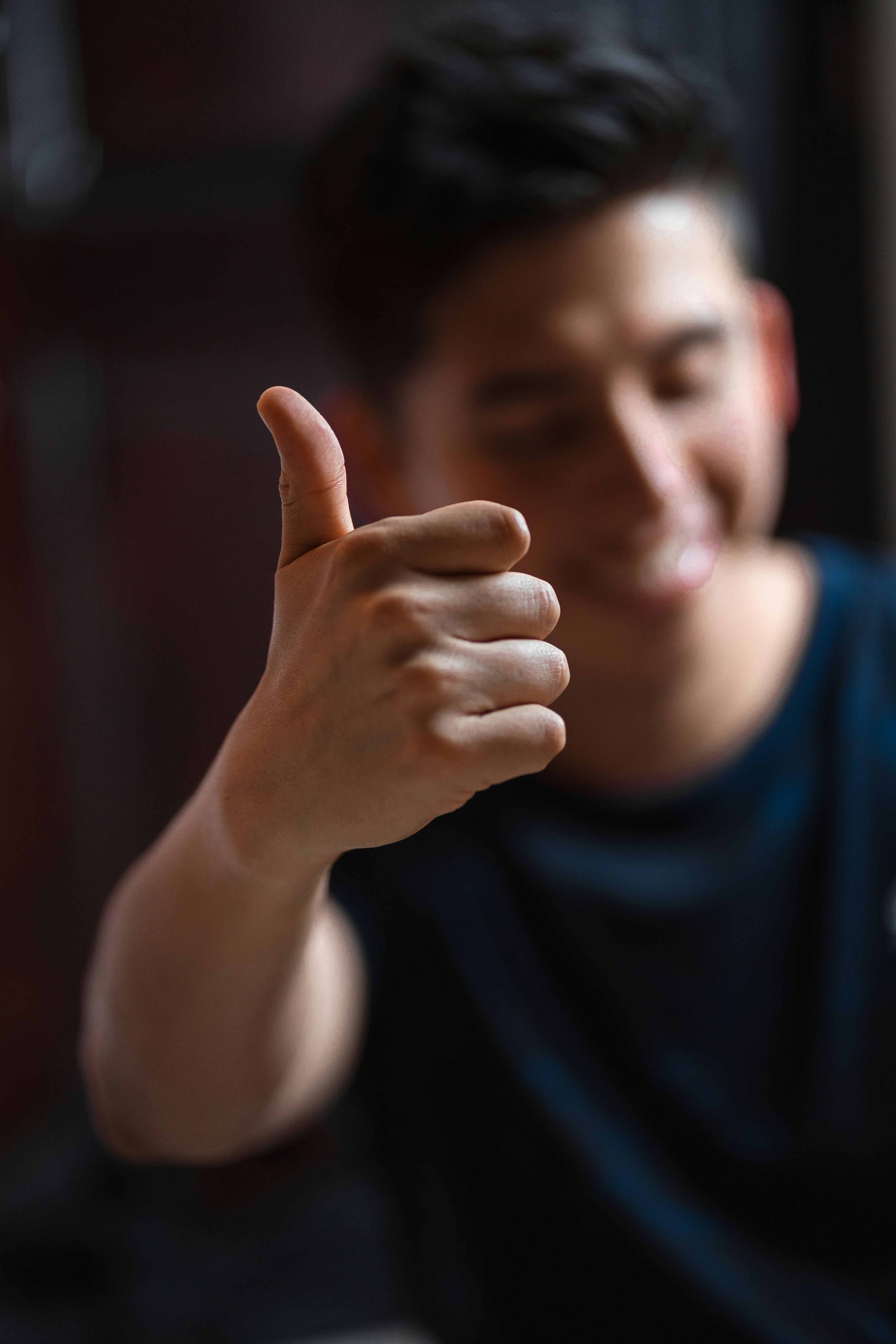 Un hombre feliz haciendo una señal con el pulgar hacia arriba | Fuente: Unsplash