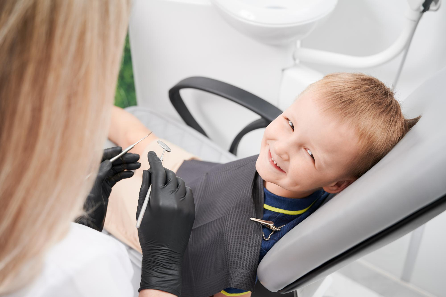 Un niño sentado en un sillón dental | Fuente: Freepik
