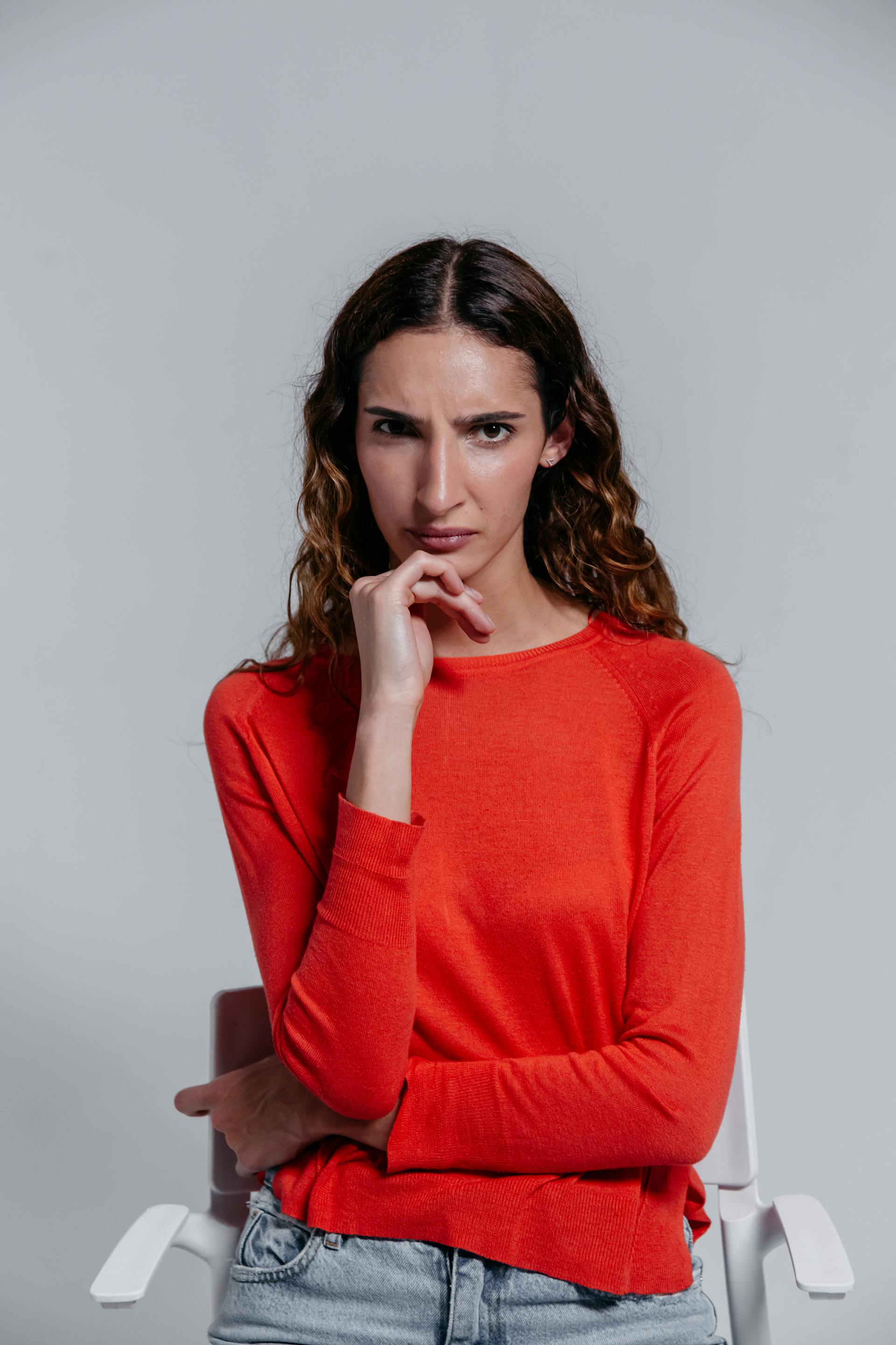 Una mujer de aspecto molesto | Fuente: Pexels