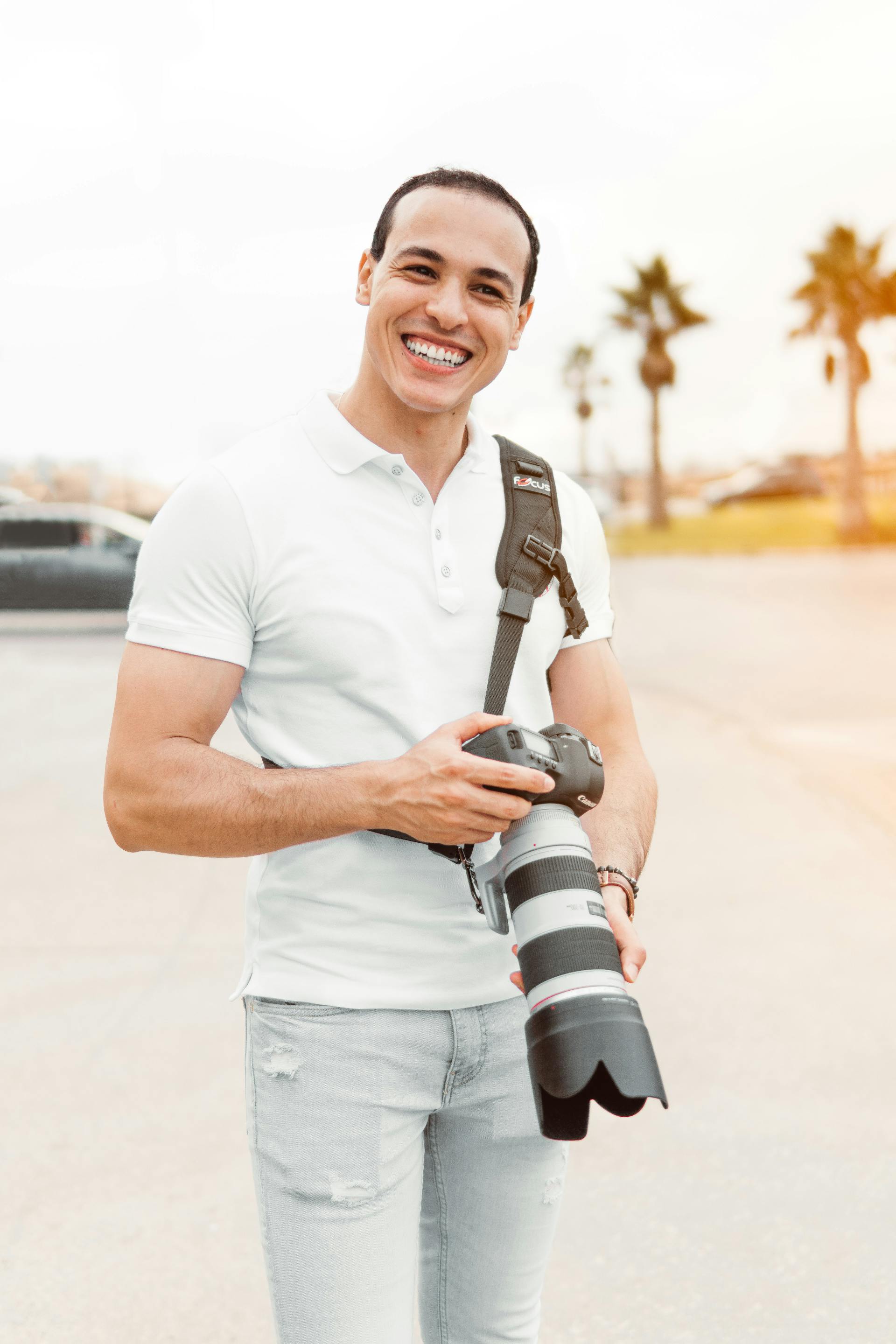 Un fotógrafo sonriente | Fuente: Pexels