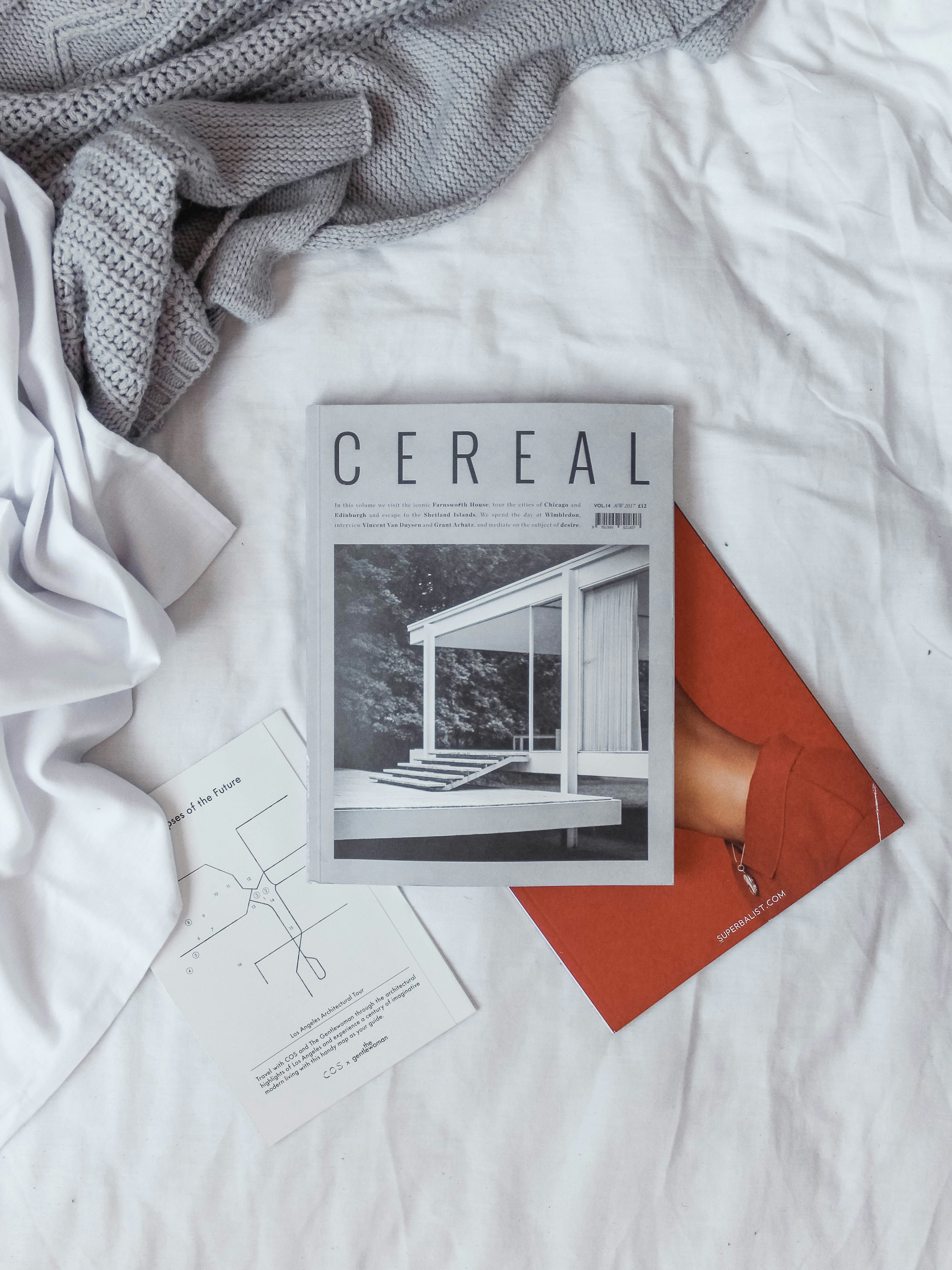 Revistas sobre una cama | Fuente: Unsplash