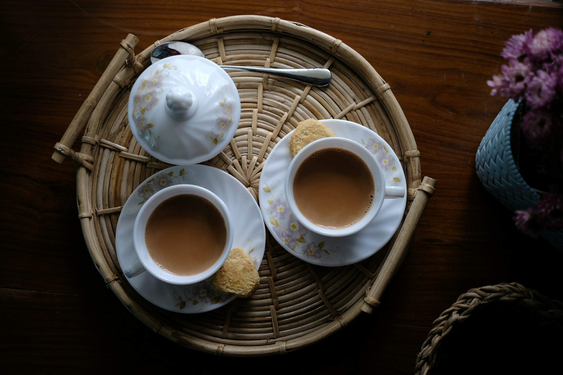 Dos tazas de té en una bandeja | Fuente: Unsplash