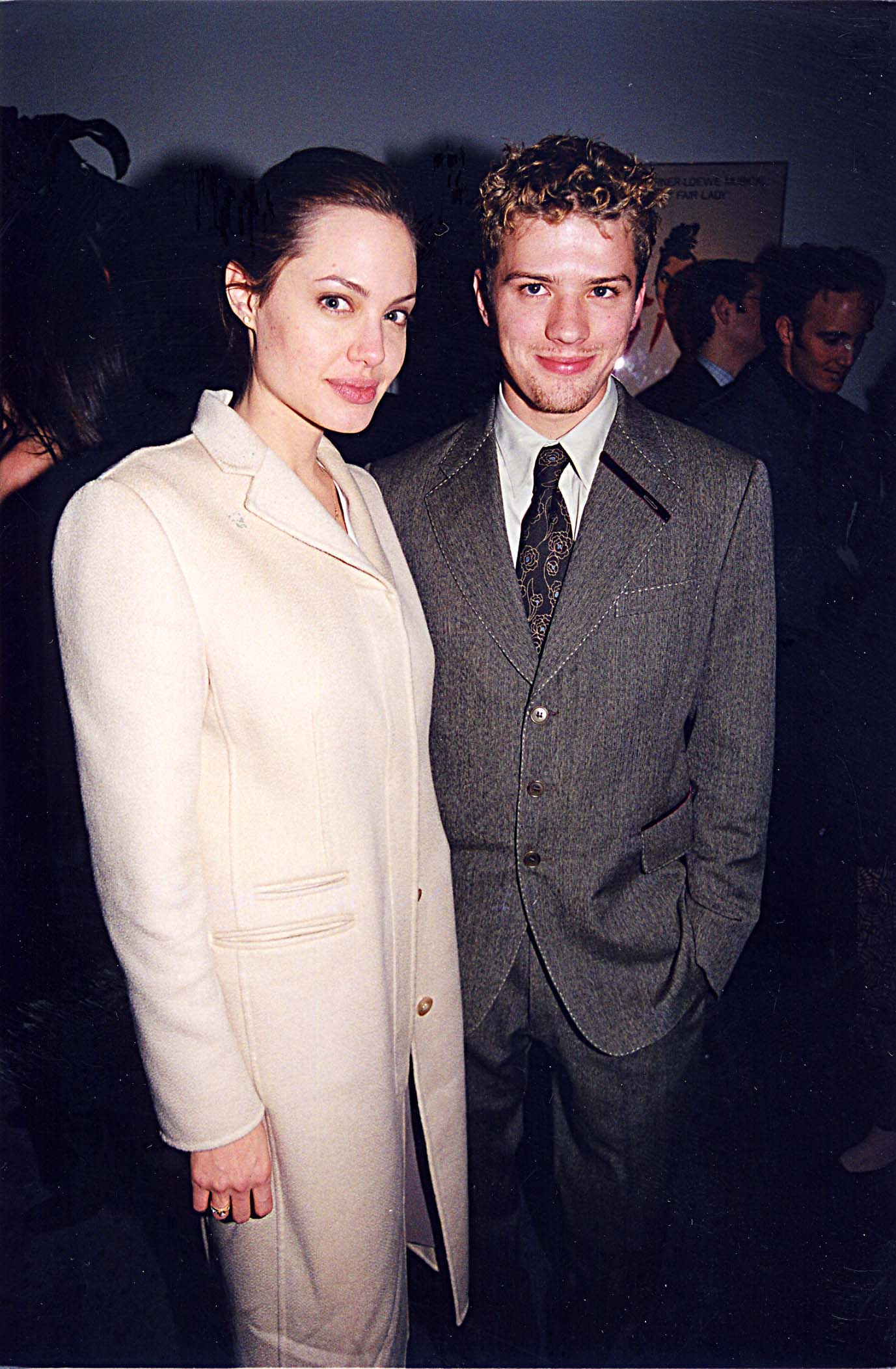 Angelina Jolie y el actor en el estreno de "Playing by Heart", 1998 | Fuente: Getty Images