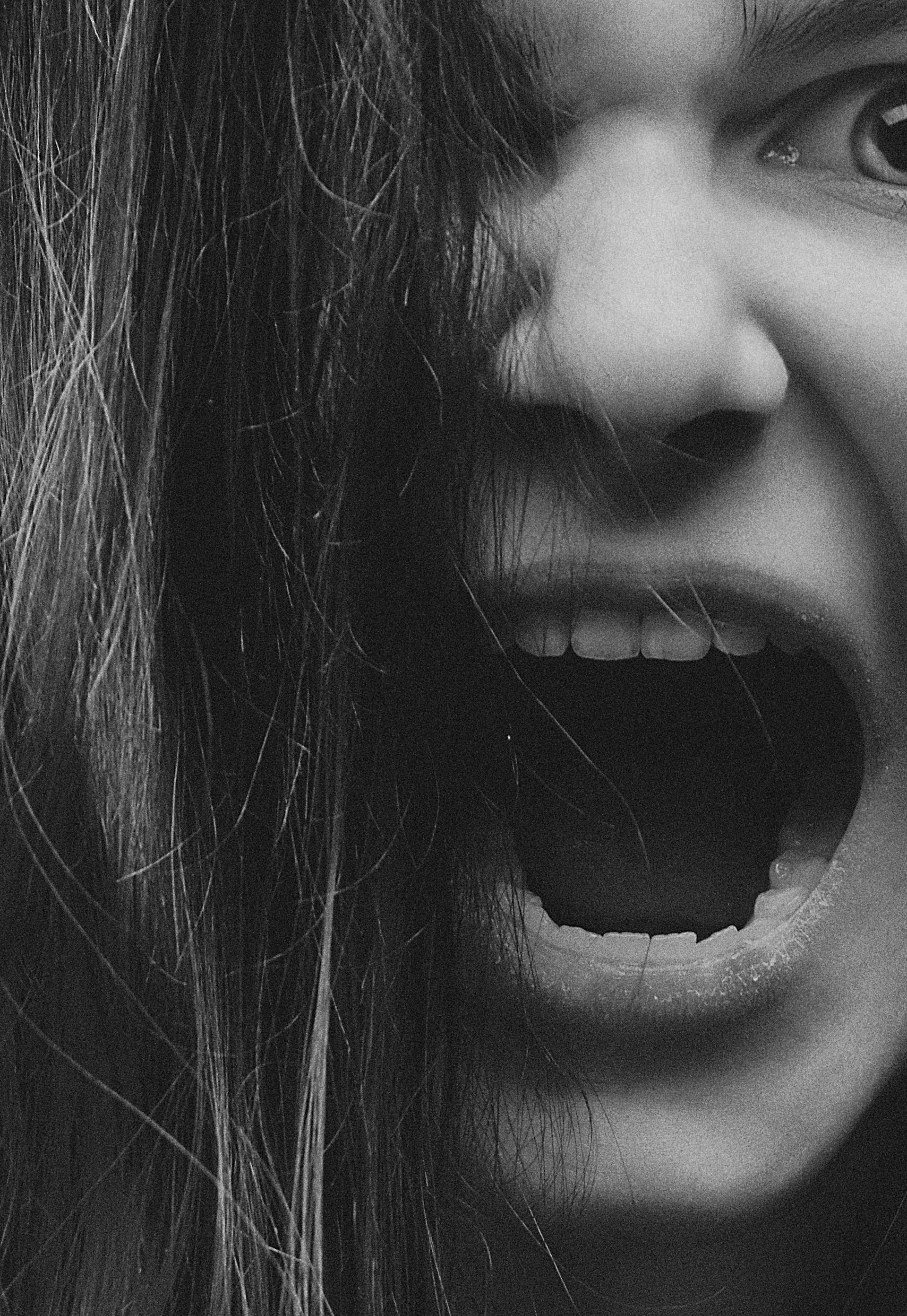 Foto en escala de grises de una mujer enfadada | Fuente: Pexels