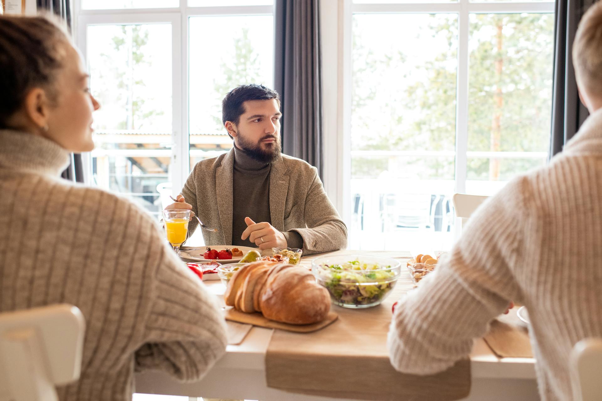 Gente mirando a un lado durante la cena | Fuente: Pexels