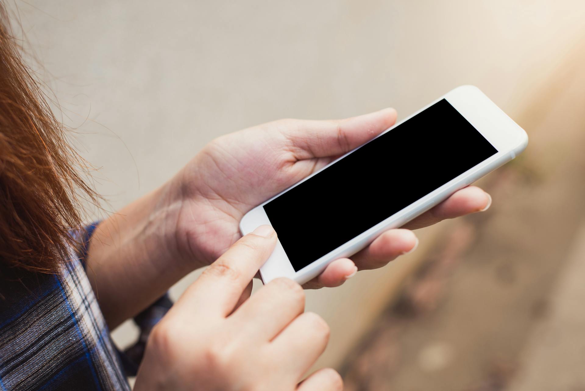 Una mujer sujetando un teléfono móvil | Fuente: Pexels
