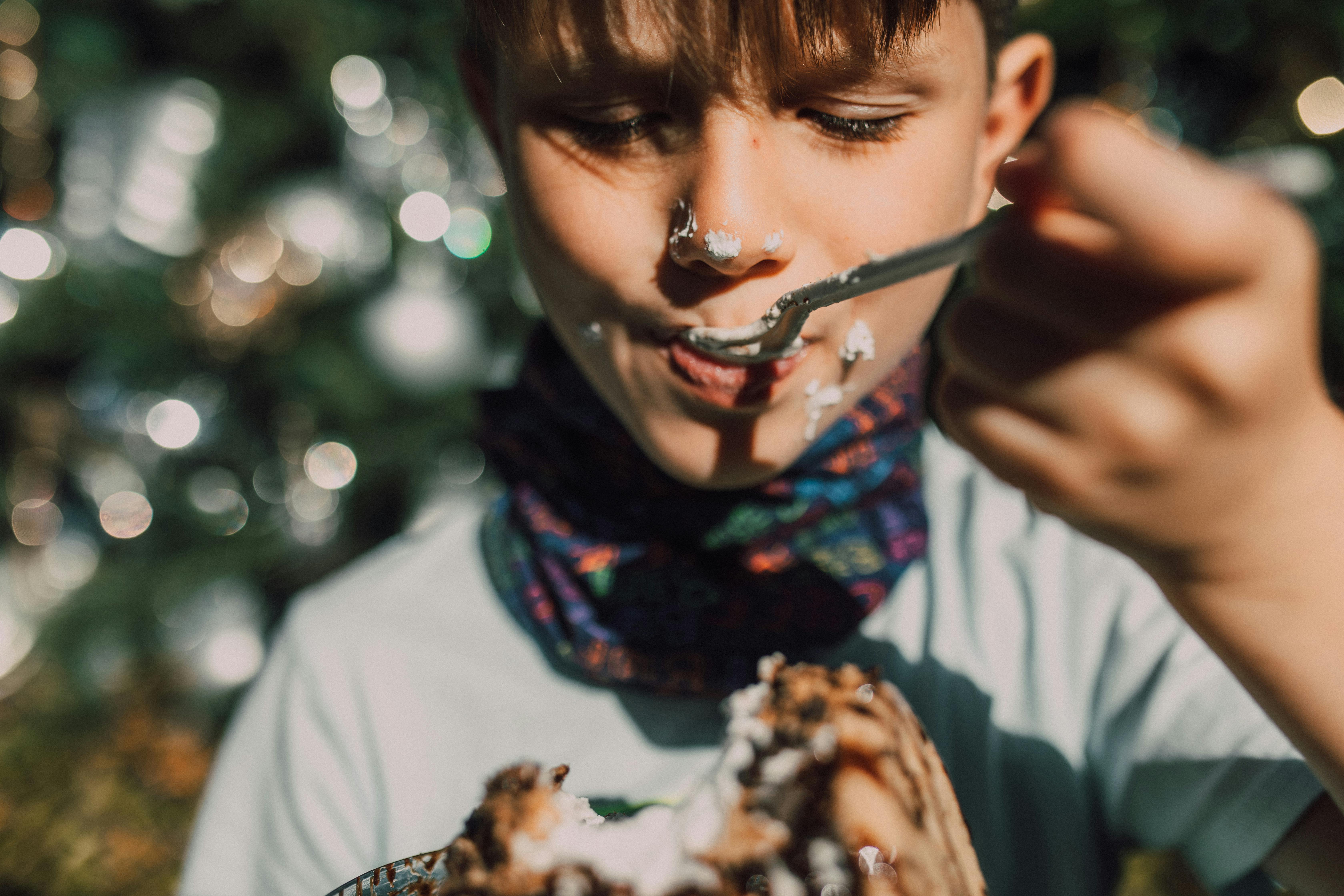 Un niño comiendo postre | Fuente: Pexels