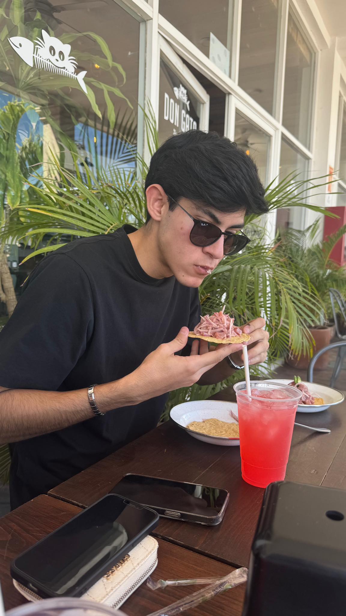 Mackie Romero Núñez comiendo | Fuente: facebook.com/alexayamileth.acostafernandez