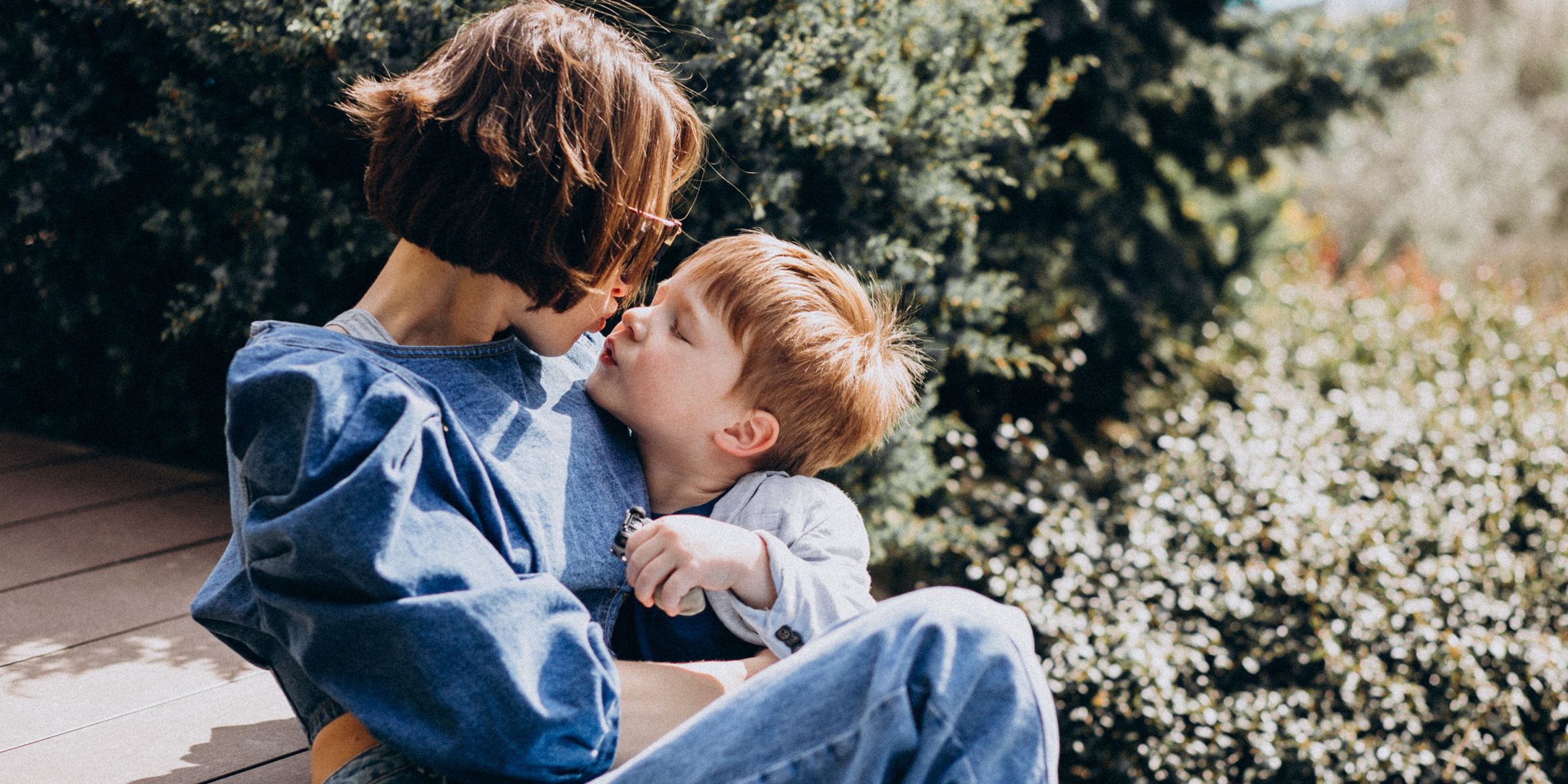 Una mujer con su hijo | Fuente: Freepik