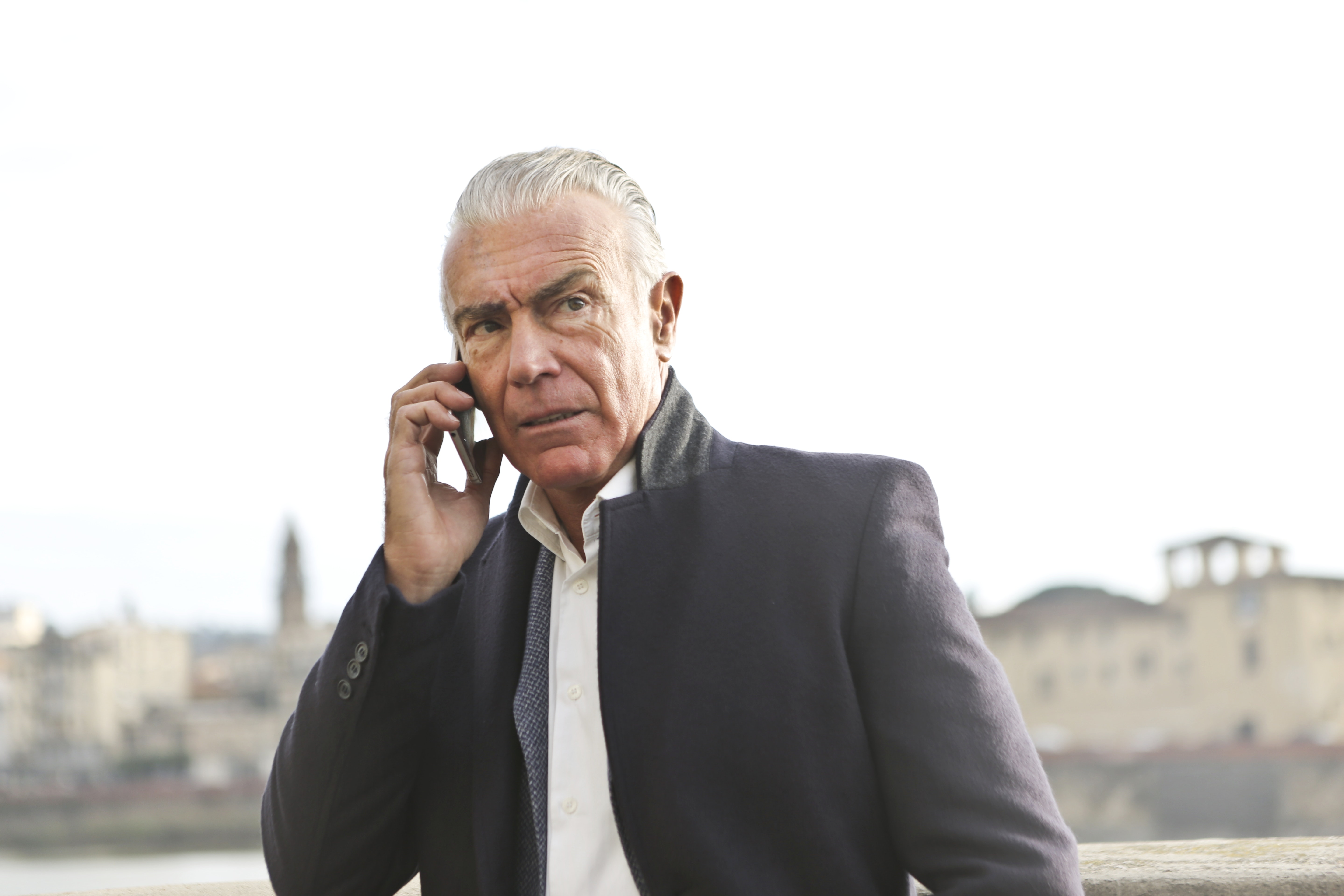 Un hombre hablando por teléfono | Fuente: Pexels