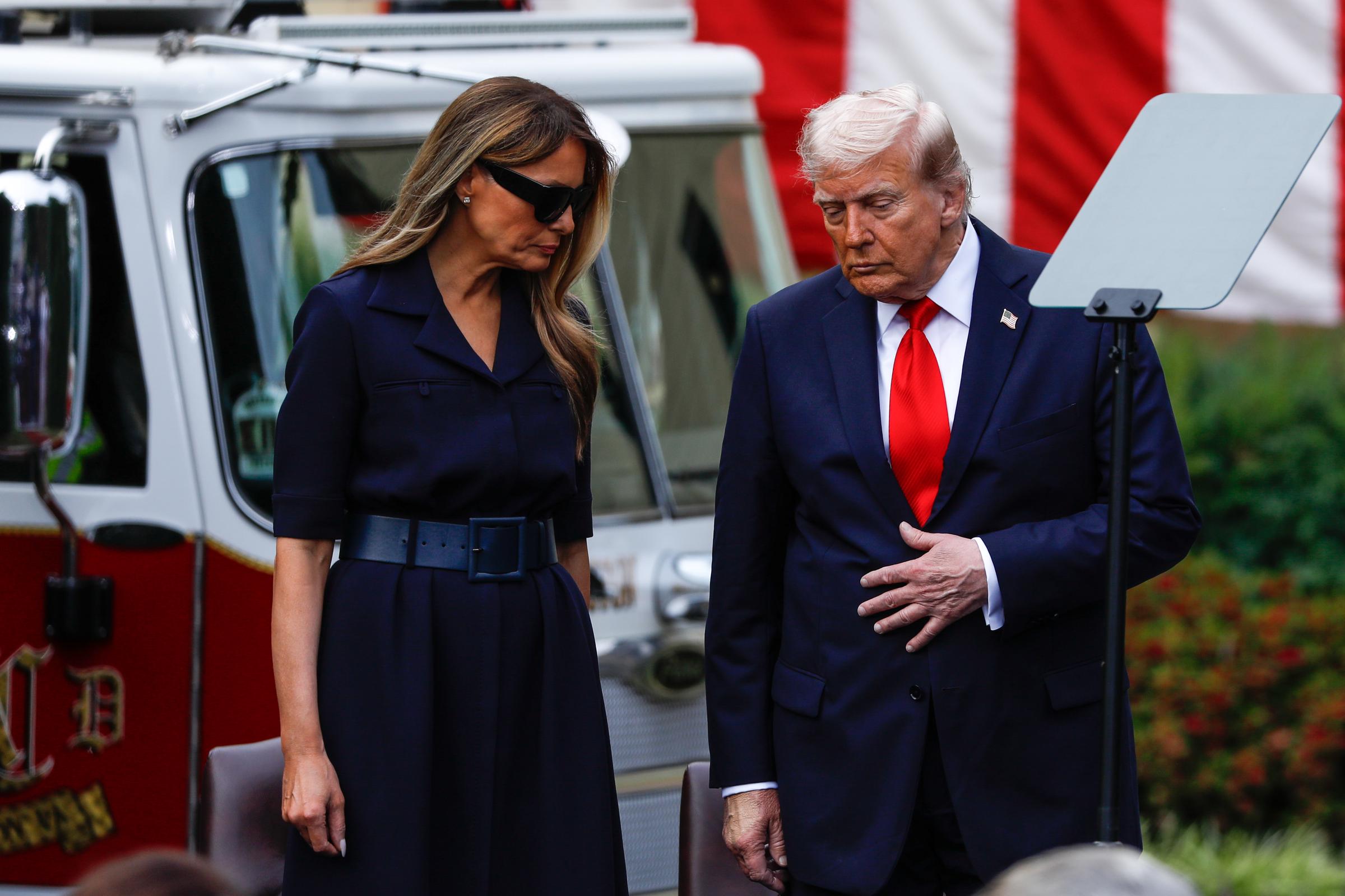 El presidente Donald Trump y la primera dama Melania Trump asisten a una ceremonia en el Pentágono para conmemorar el 24º aniversario de los atentados terroristas del 11 de septiembre de 2001, el 11 de septiembre de 2025 | Fuente: Getty Images