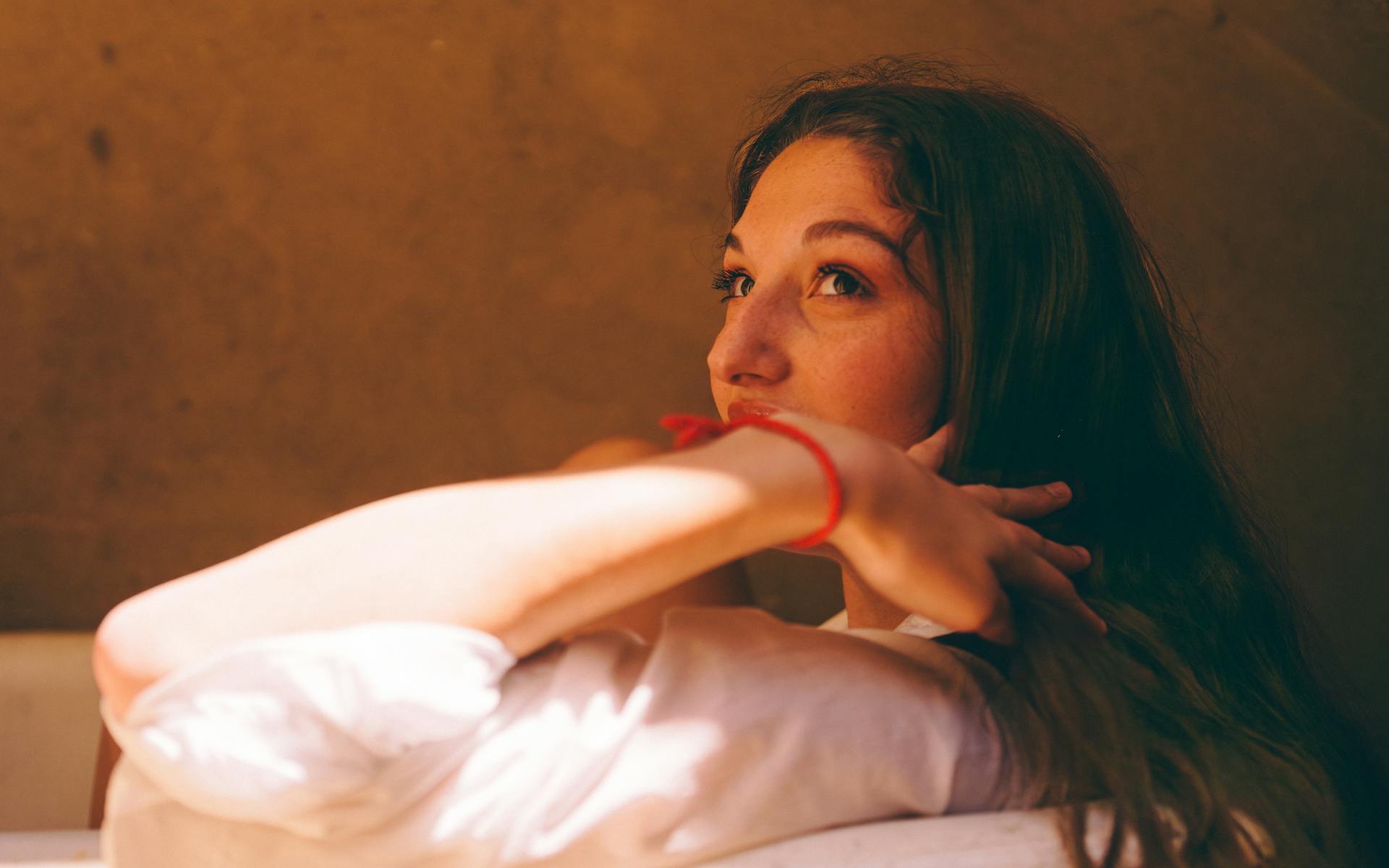 Una mujer reflexiva | Fuente: Pexels