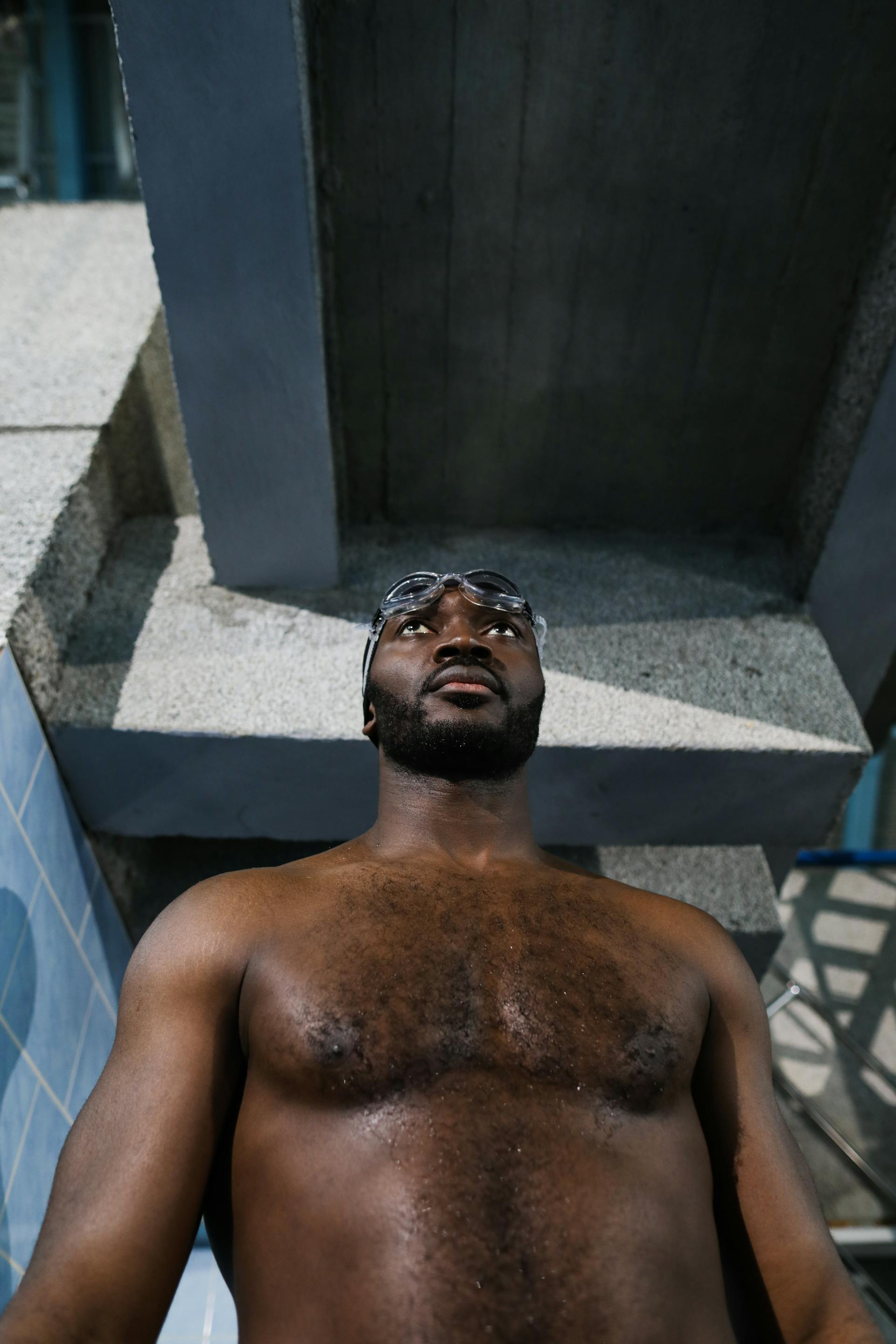 Un hombre en una piscina mirando a alguien | Fuente: Pexels