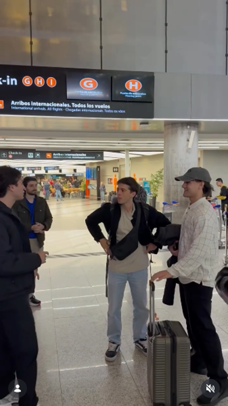 La familia Lapegüe acompañando a Franco Elvis Lapegüe en el aeropuerto durante su despedida antes de irse a Estados Unidos | Fuente: Instagram/sergiolapegue