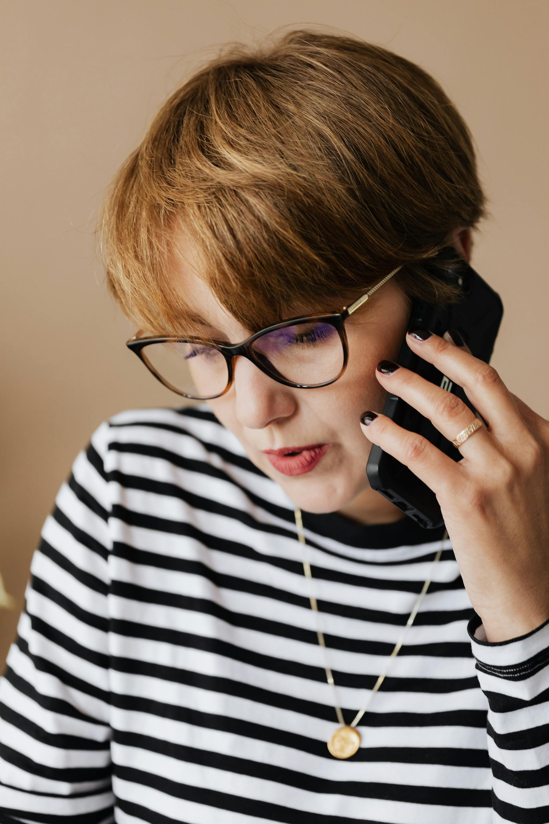 Una mujer hablando por teléfono | Fuente: Pexels