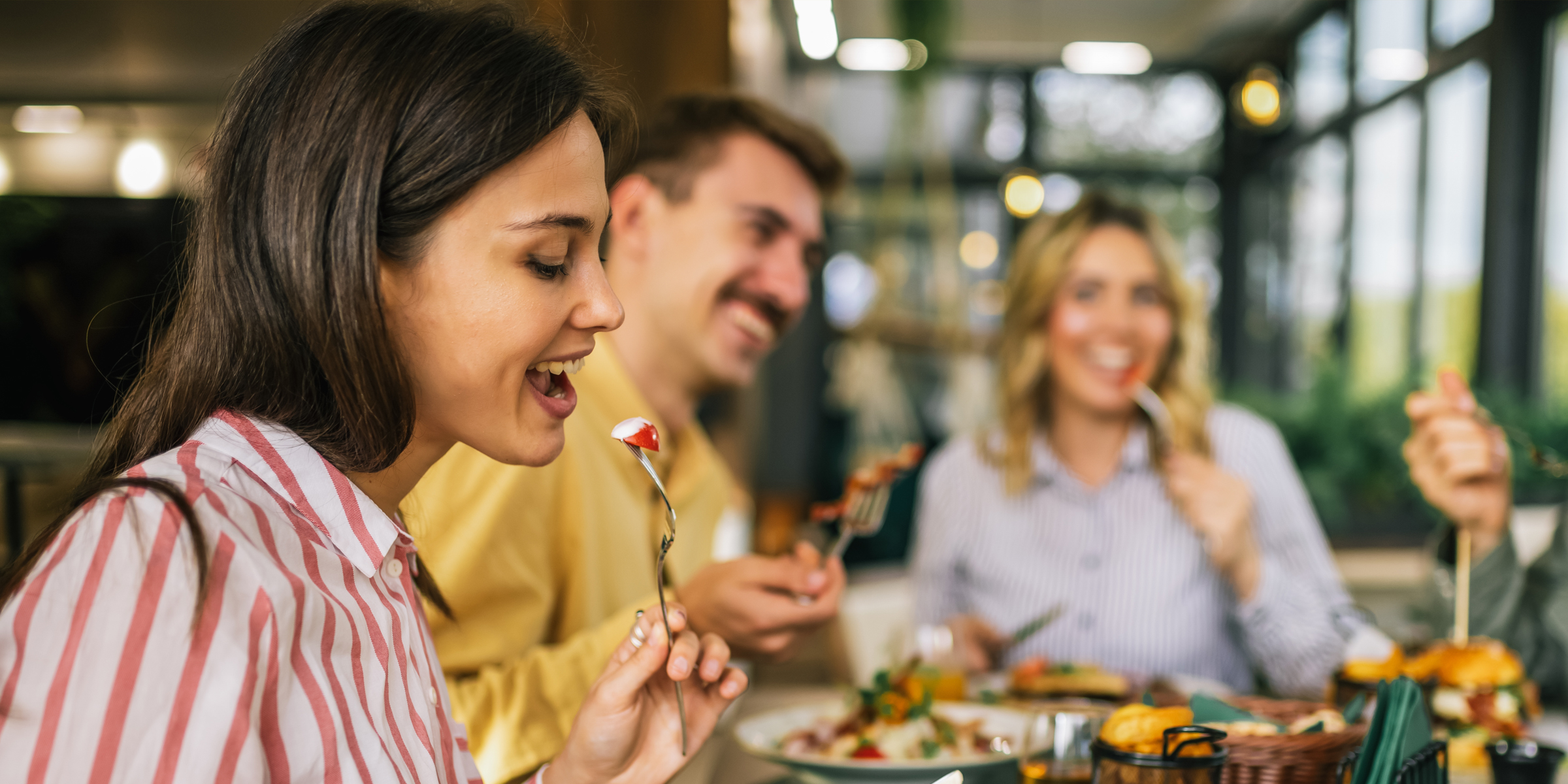 Gente sentada en un restaurante | Fuente: Shutterstock