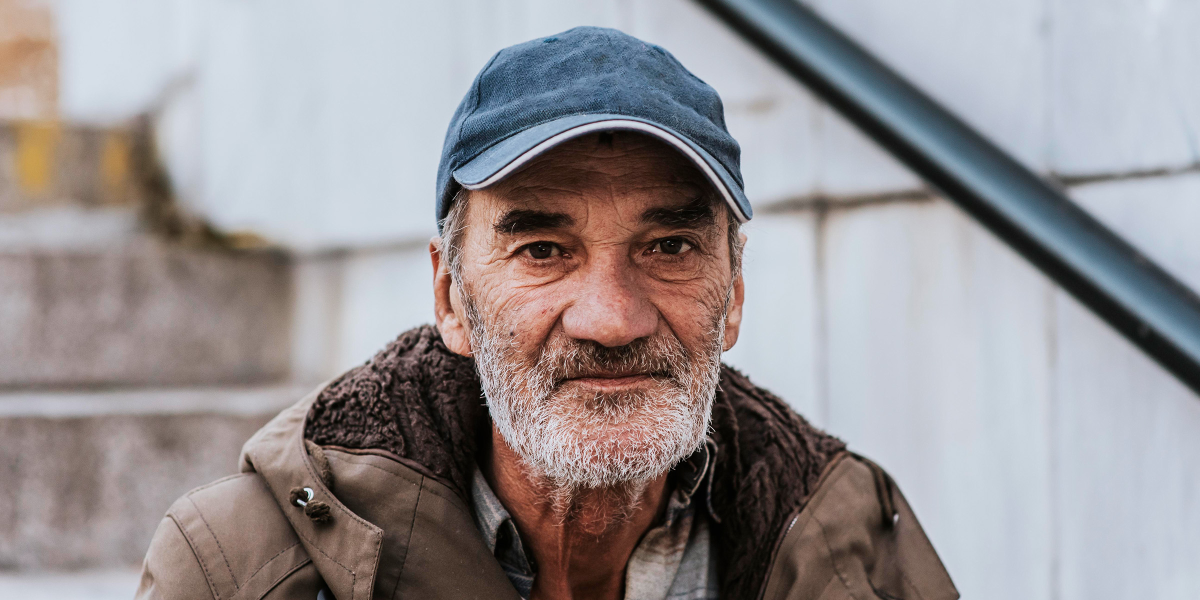 Un hombre mayor con aspecto humilde | Fuente: Freepik