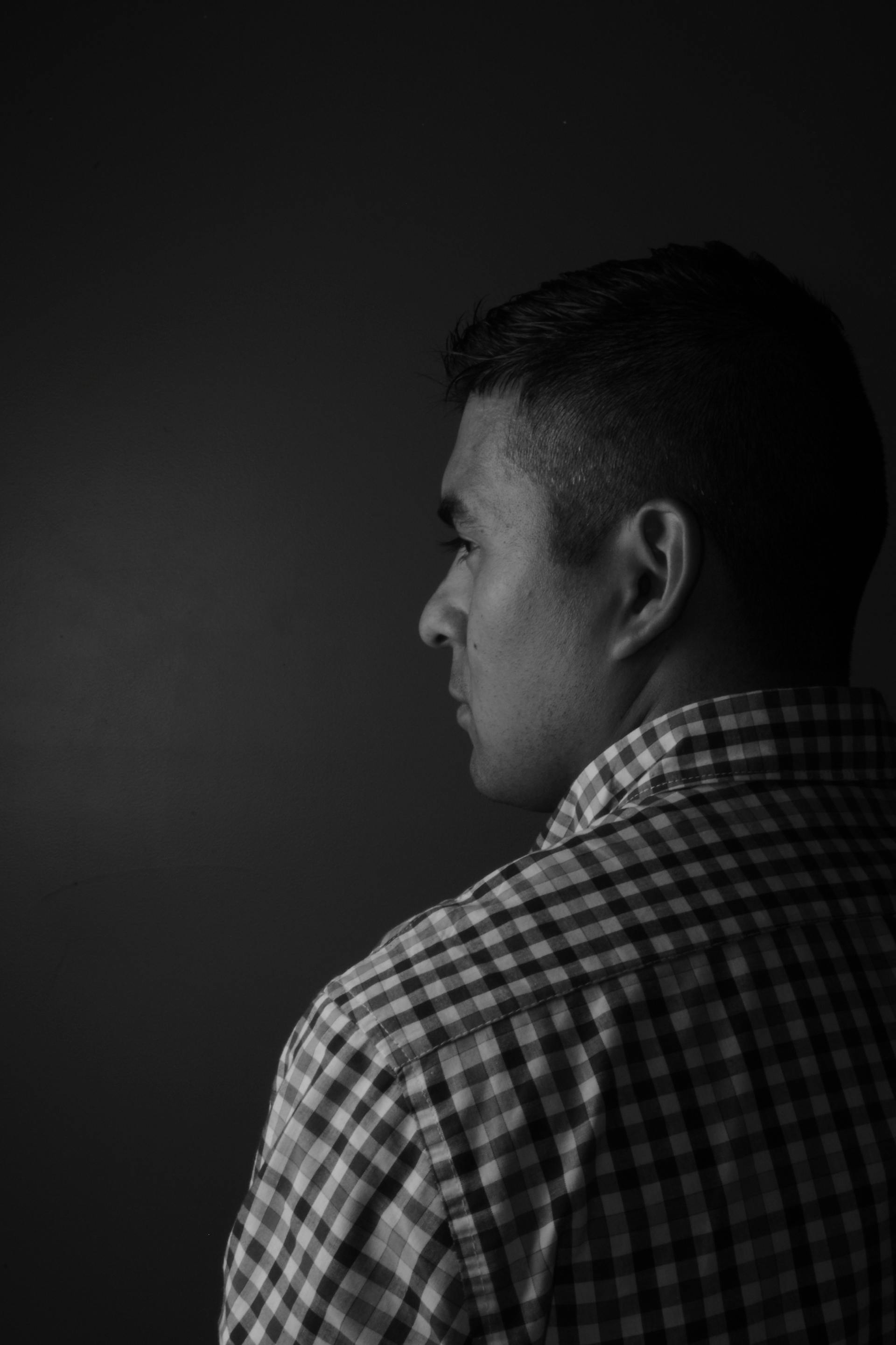 Vista trasera de un hombre con una camisa de cuadros | Fuente: Pexels