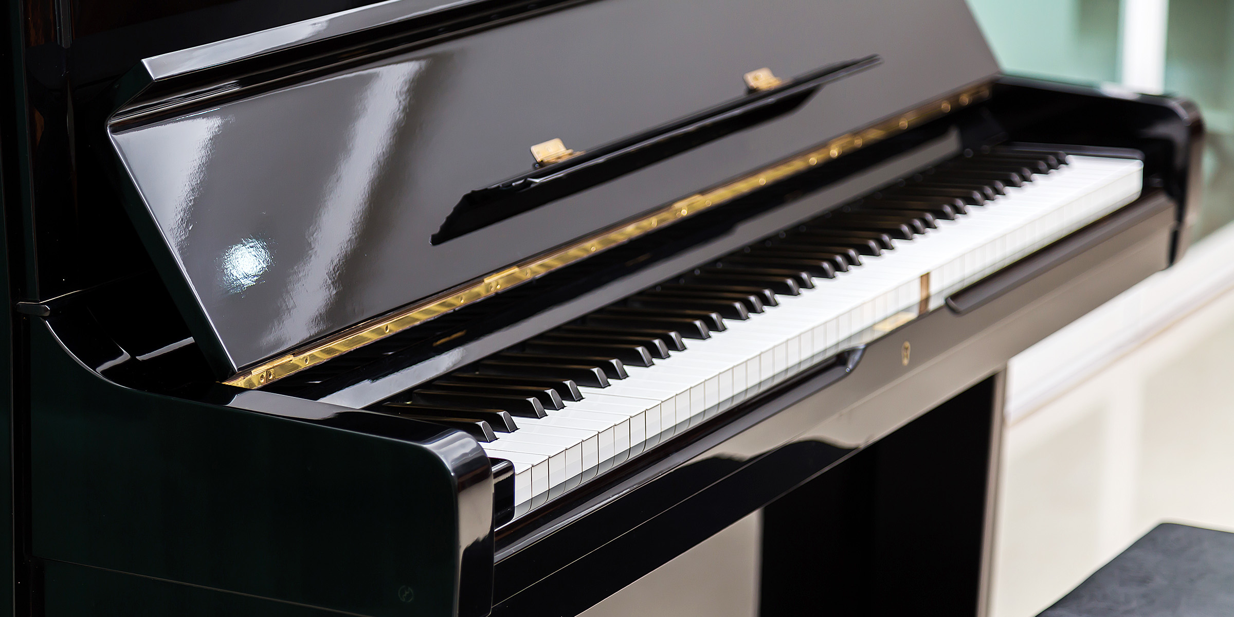 Un piano negro | Fuente: Freepik
