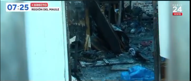Así quedó el interior de la vivienda donde murieron a causa de un incendio, la madre venezolana con sus tres hijos. | Fuente: X/vivassantanaj.
