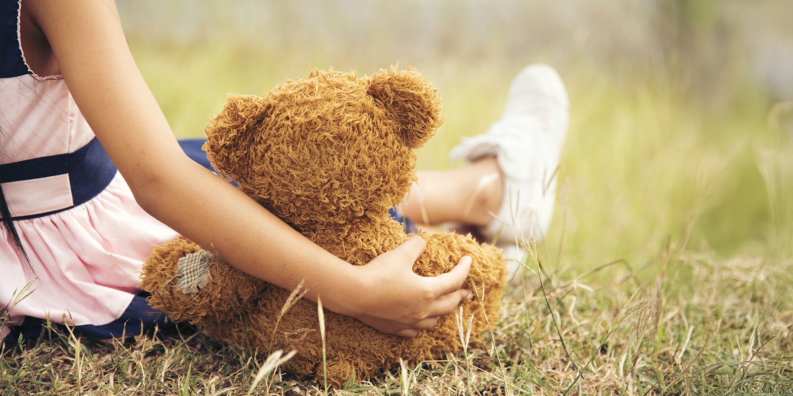 Una niña con un oso de peluche | Fuente: Shutterstock