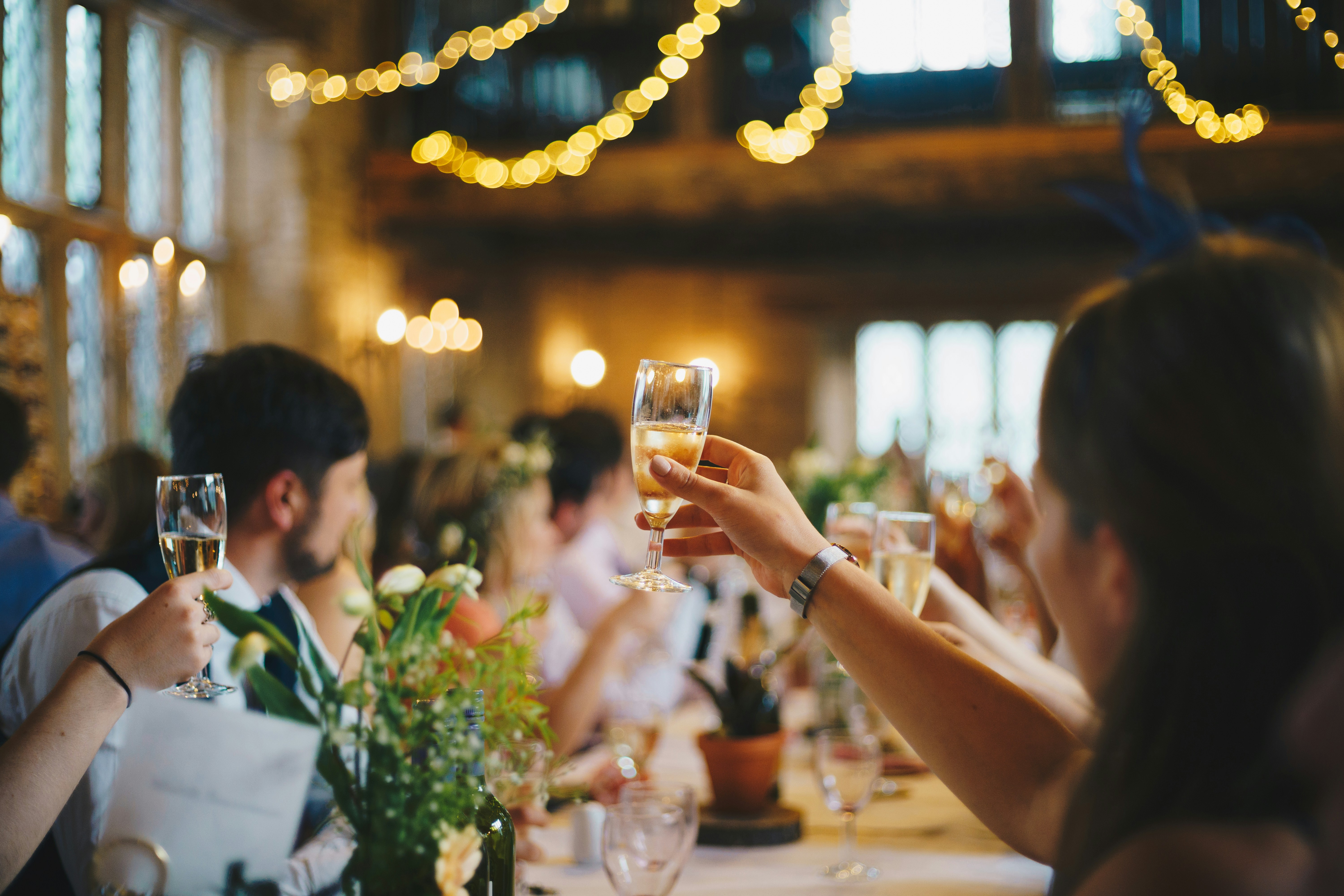 Invitados a un banquete de boda | Fuente: Unsplash