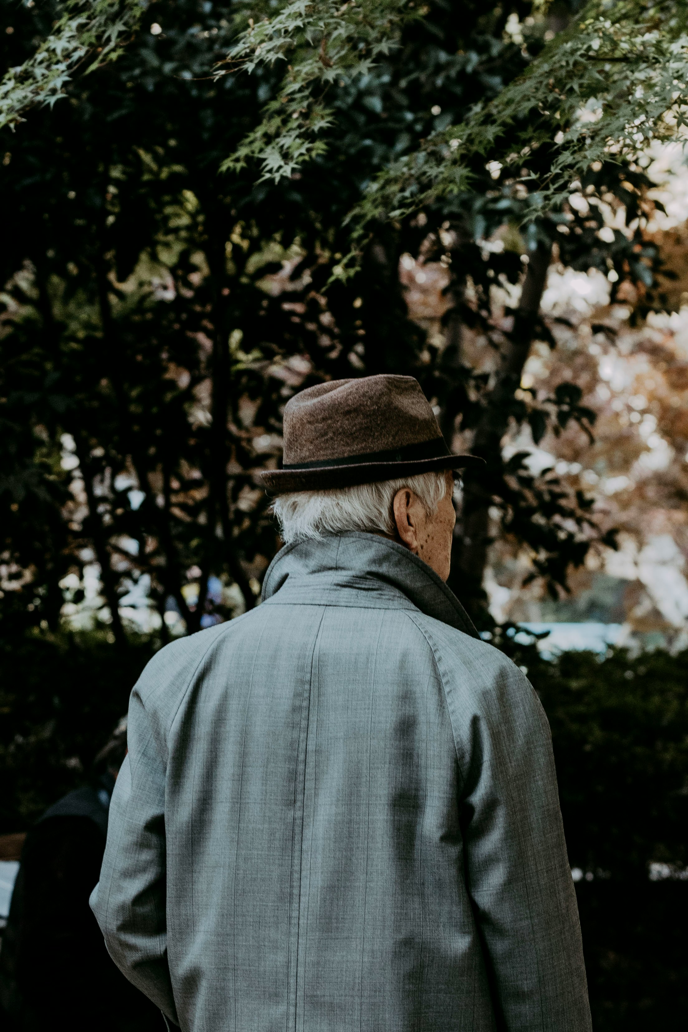 Anciano al aire libre | Fuente: Unsplash