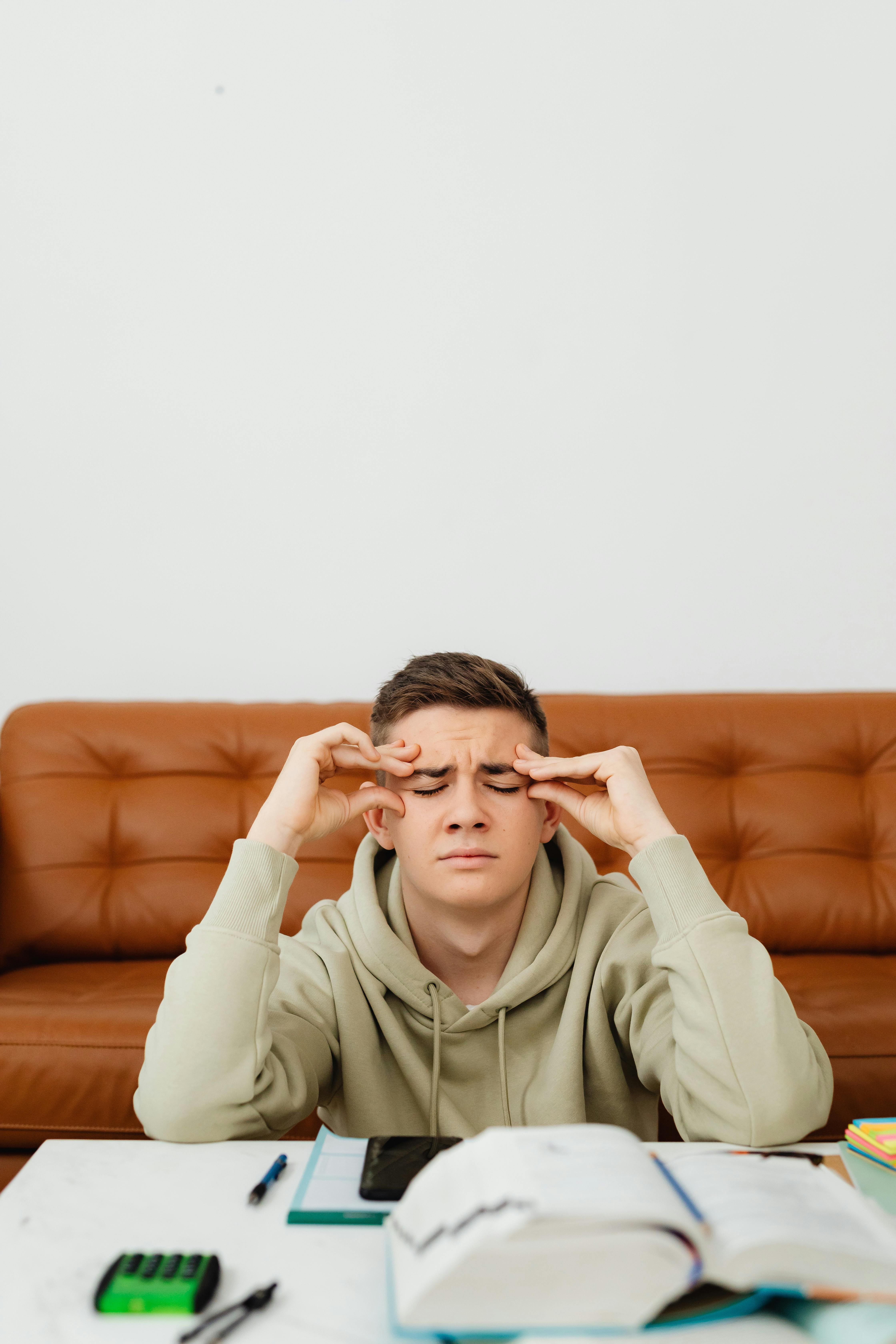 Niño con las manos en la cabeza | Fuente: Pexels