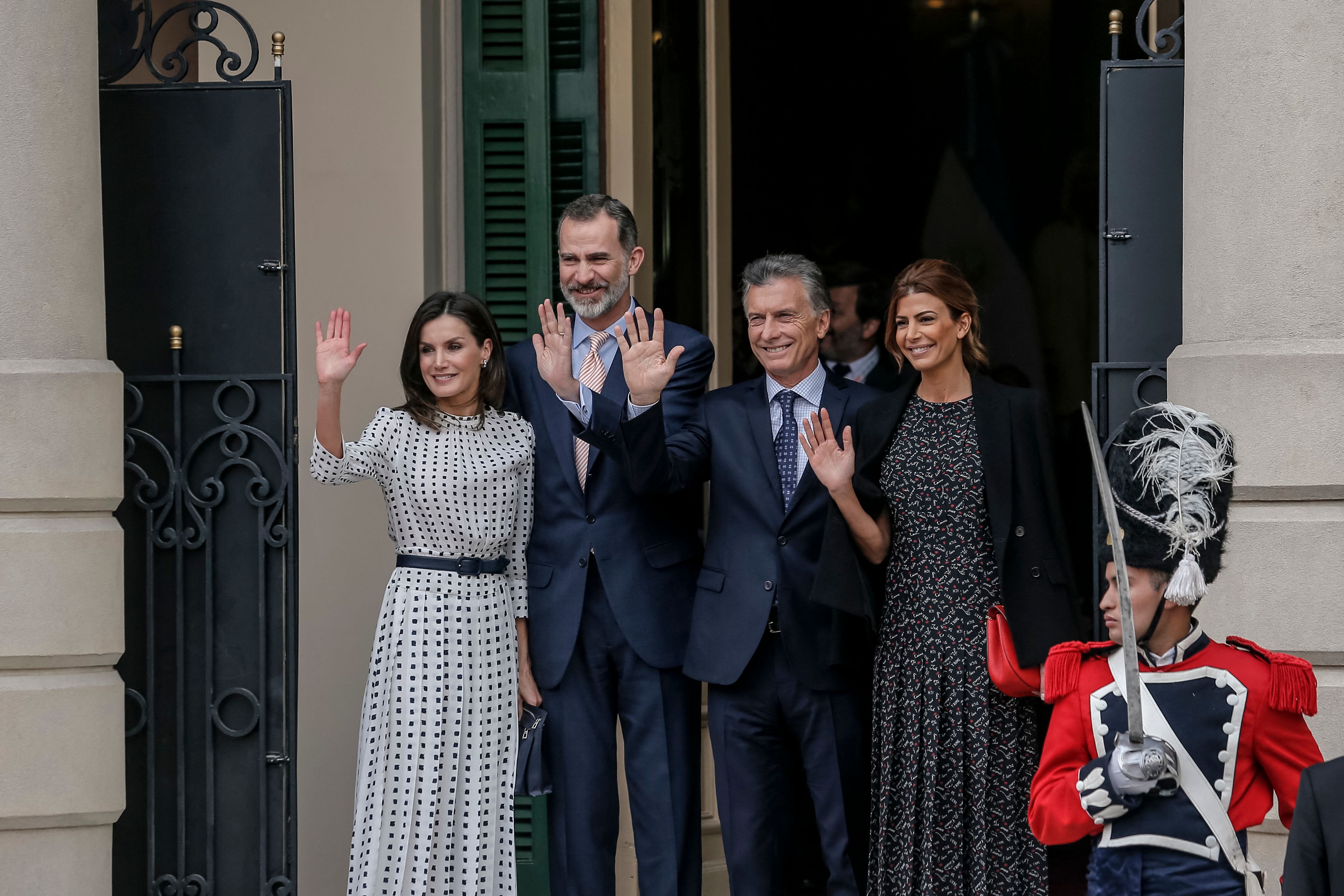 El rey Felipe VI, su esposa, la reina Letizia, el presidente de Argentina, Mauricio Macri, y su esposa, la primera dama, Juliana Awada, posan para fotografías mientras asisten al VIII Congreso Internacional de la Lengua Española en Córdoba, Argentina, el 27 de marzo de 2019. | Fuente: Getty Images