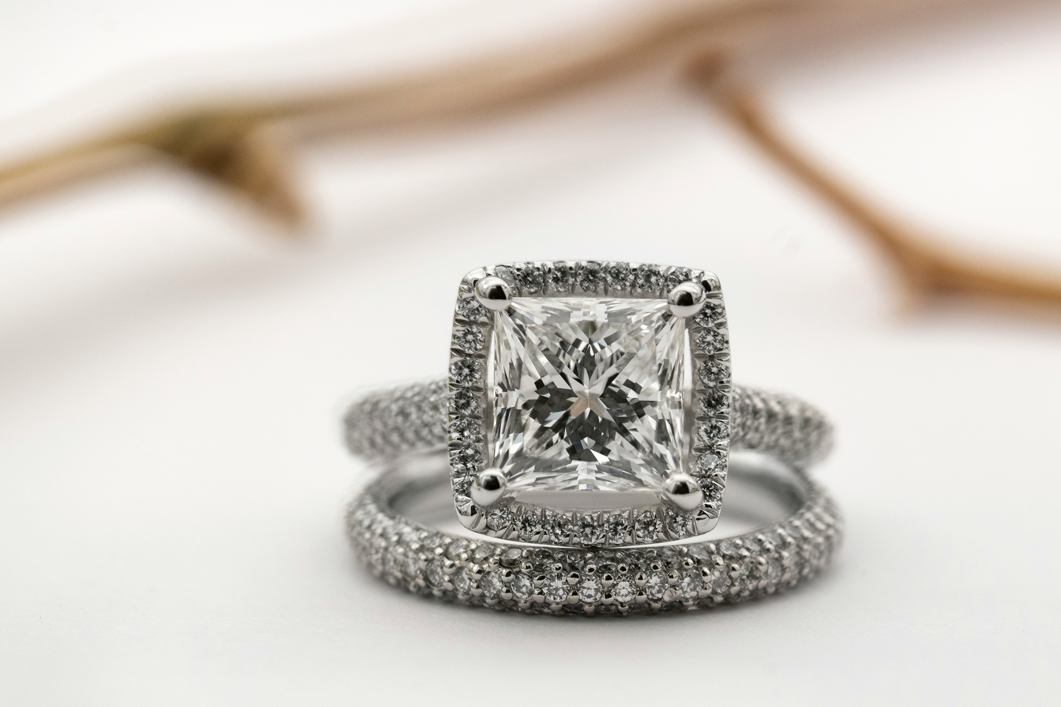 Anillos de diamantes en exposición | Fuente: Unsplash