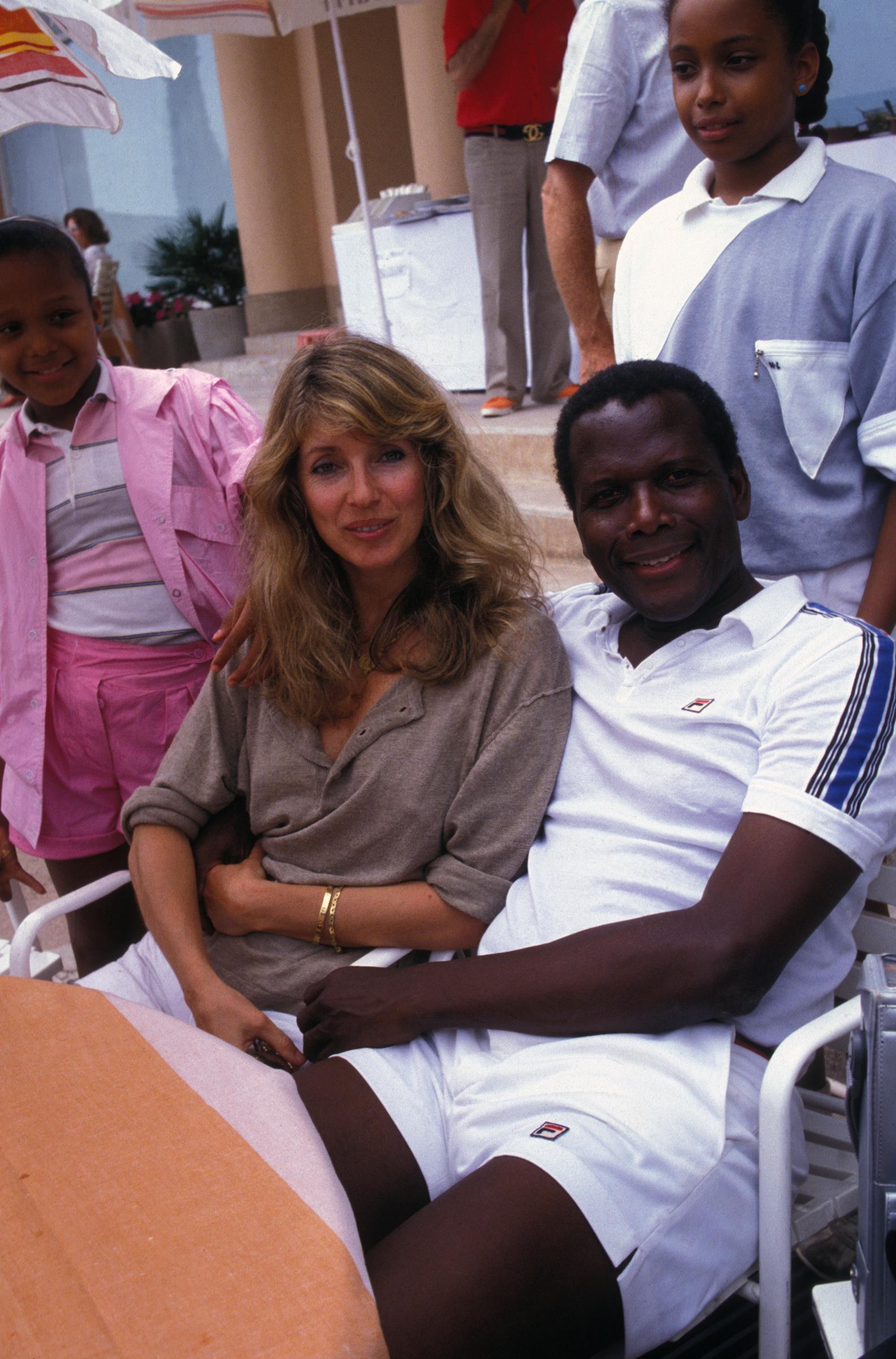 Sidney Poitier fotografiado con Joanna Shimkus y sus hijos el 1 de enero de 1983, en Montecarlo, Mónaco. | Fuente: Getty Images