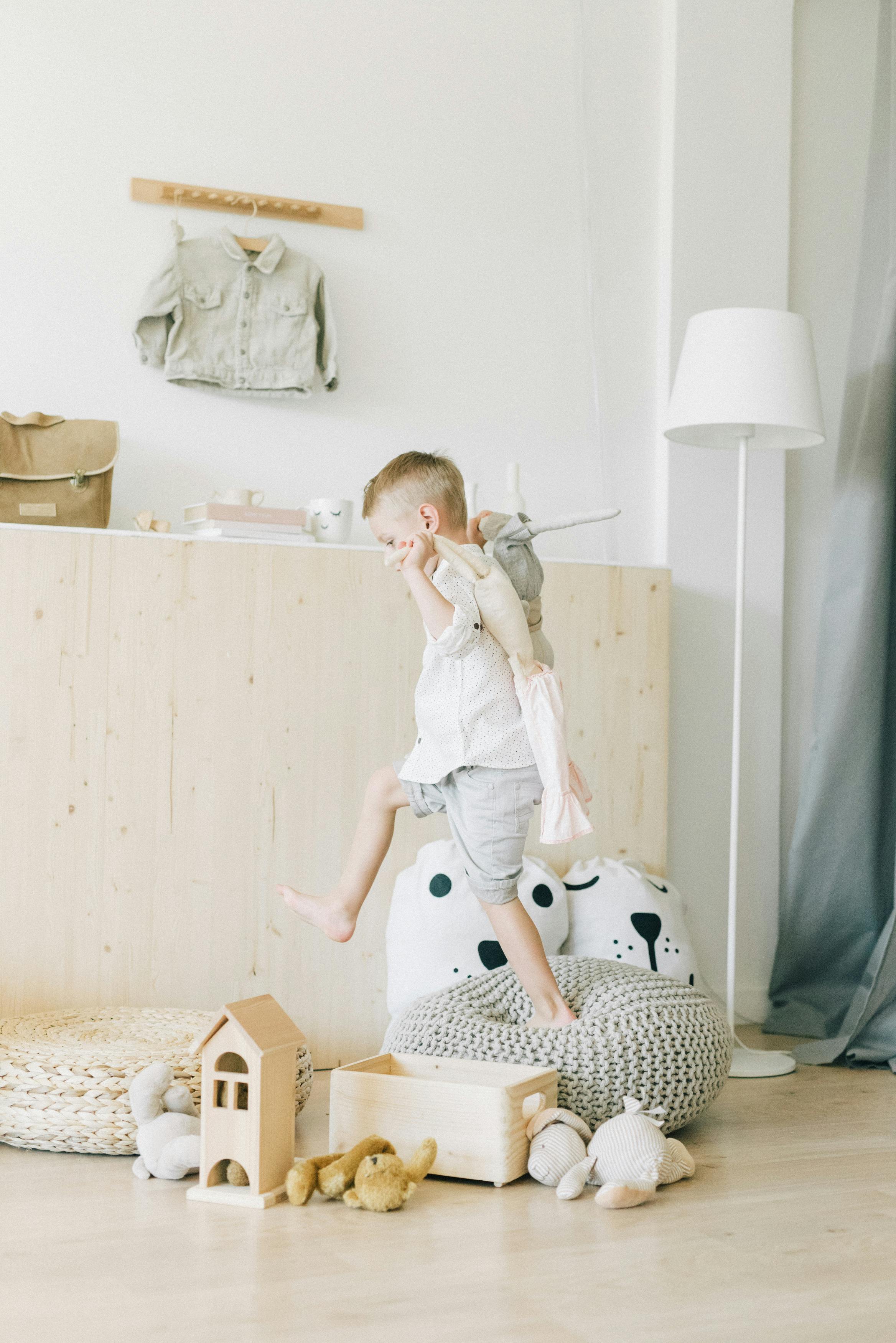 Un niño disfrutando de su tiempo de juego | Fuente: Pexels