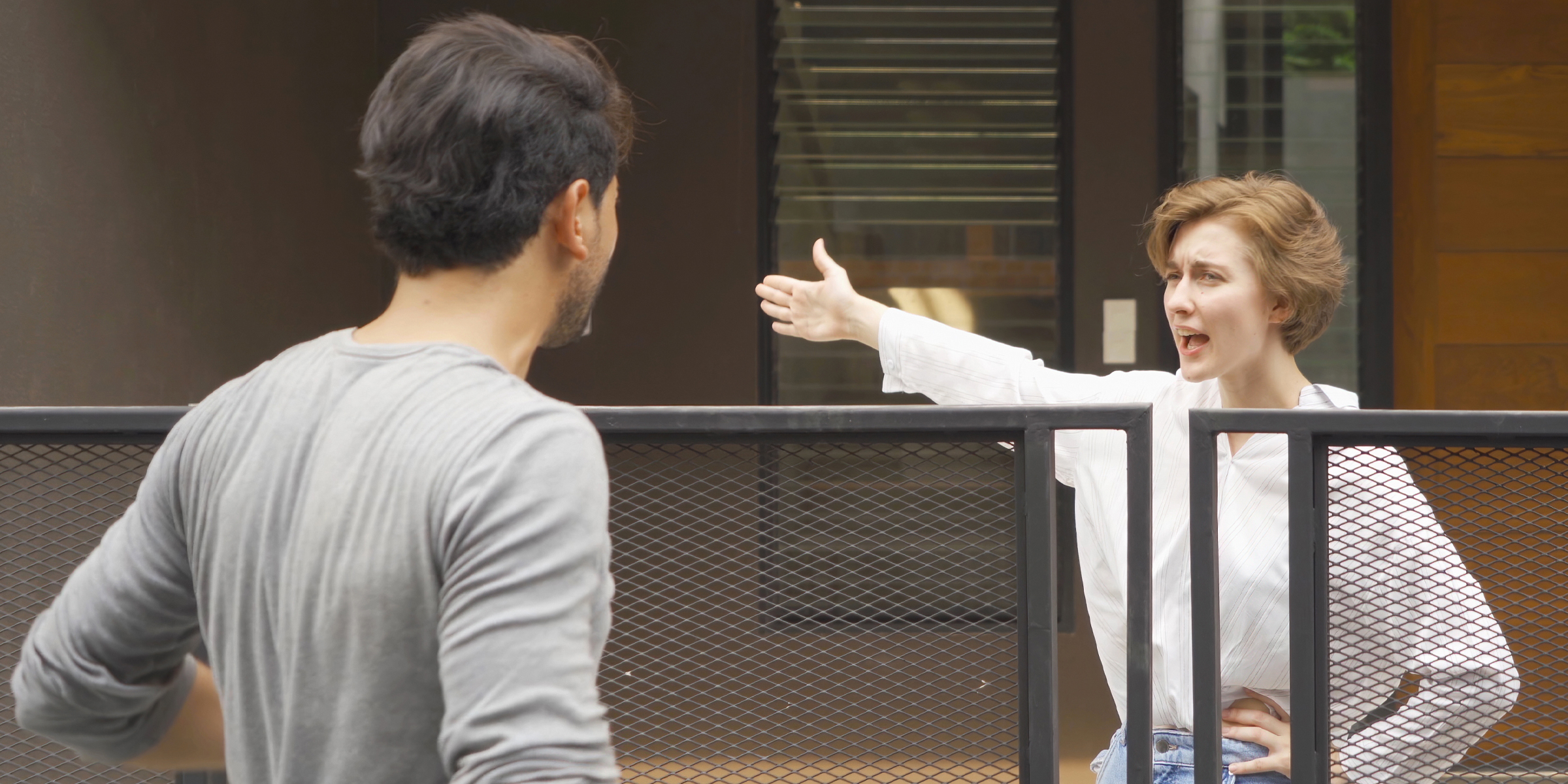 Dos vecinos discutiendo | Fuente: Shutterstock