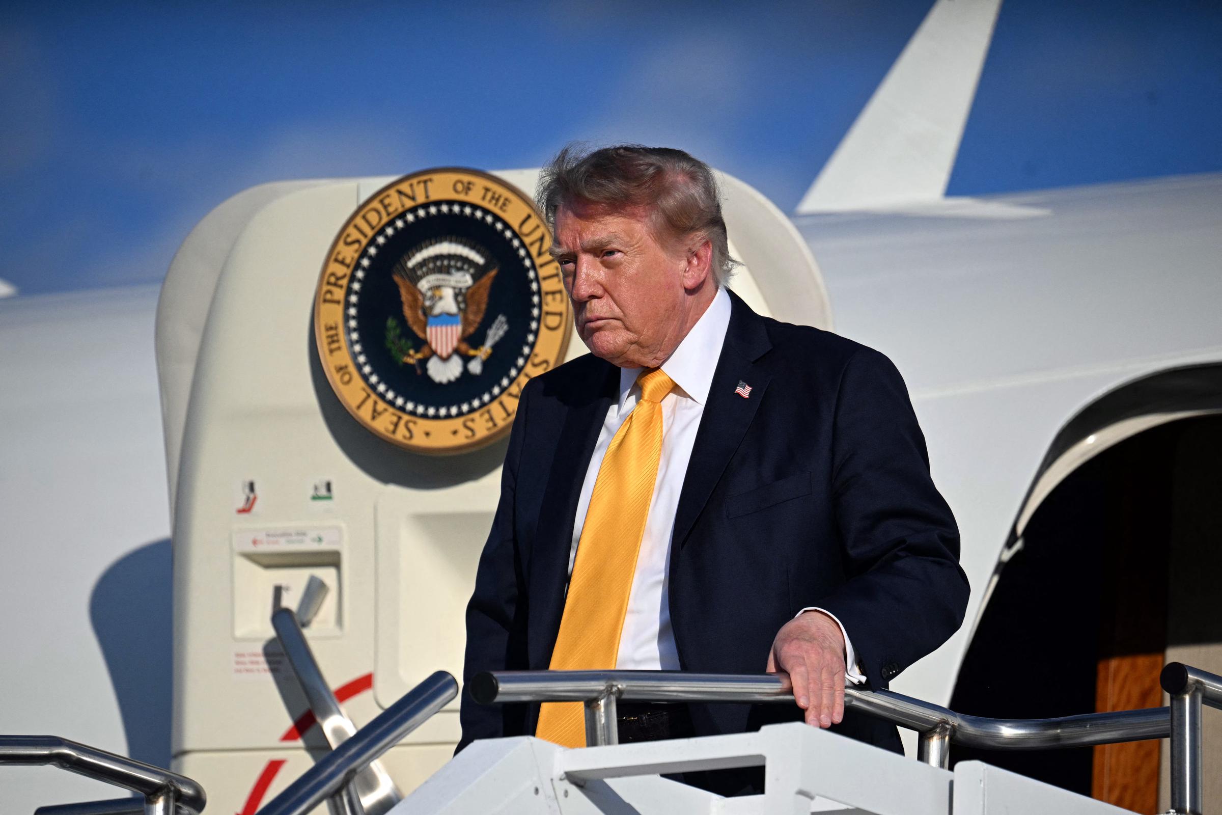 El pelo de Donald Trump, ahora notablemente más oscuro, supone un cambio radical respecto a su reciente look rubio dorado al bajar del Air Force One en Morristown, Nueva Jersey, el 4 de septiembre de 2026.