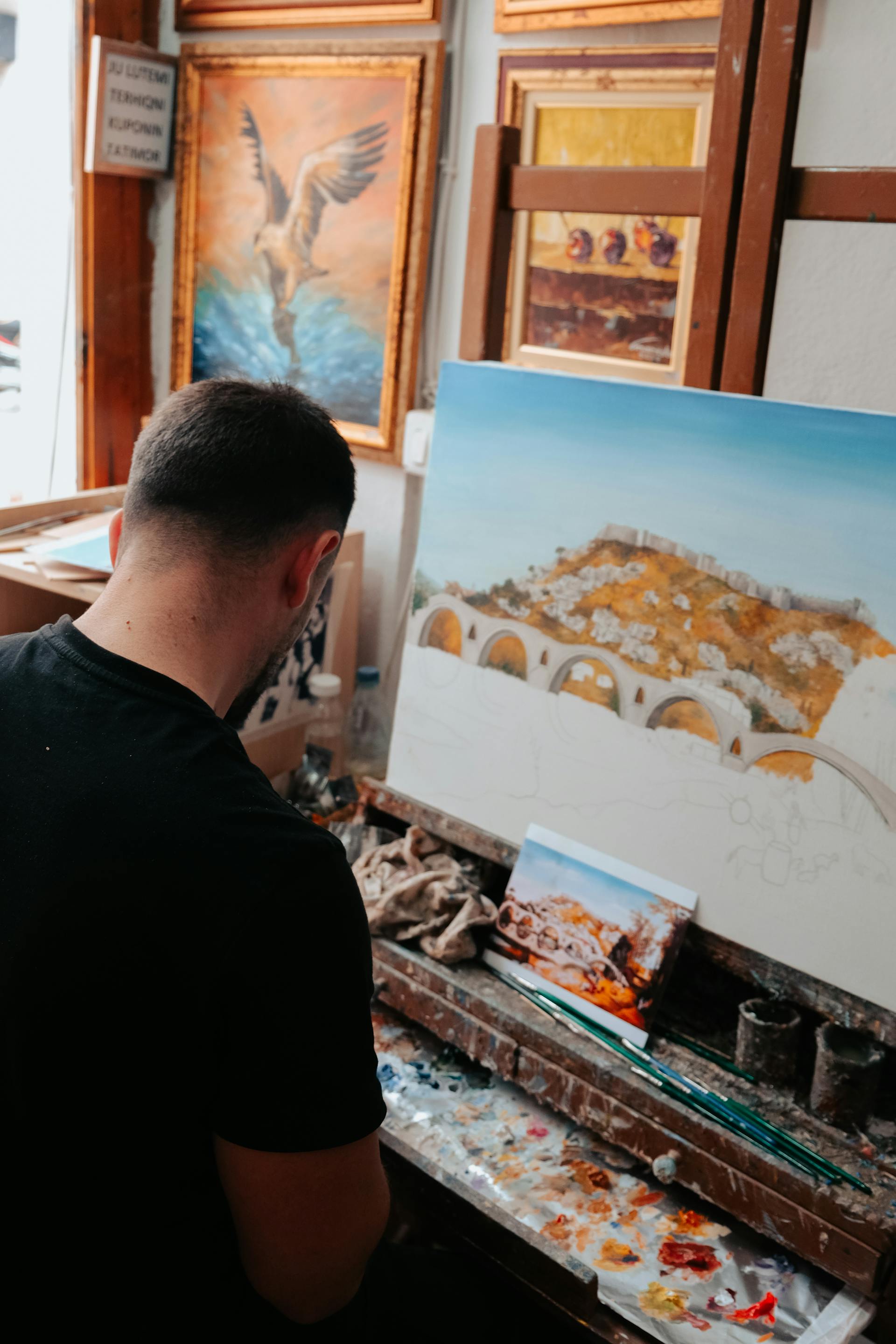 Un hombre pintando sobre el lienzo | Fuente: Pexels