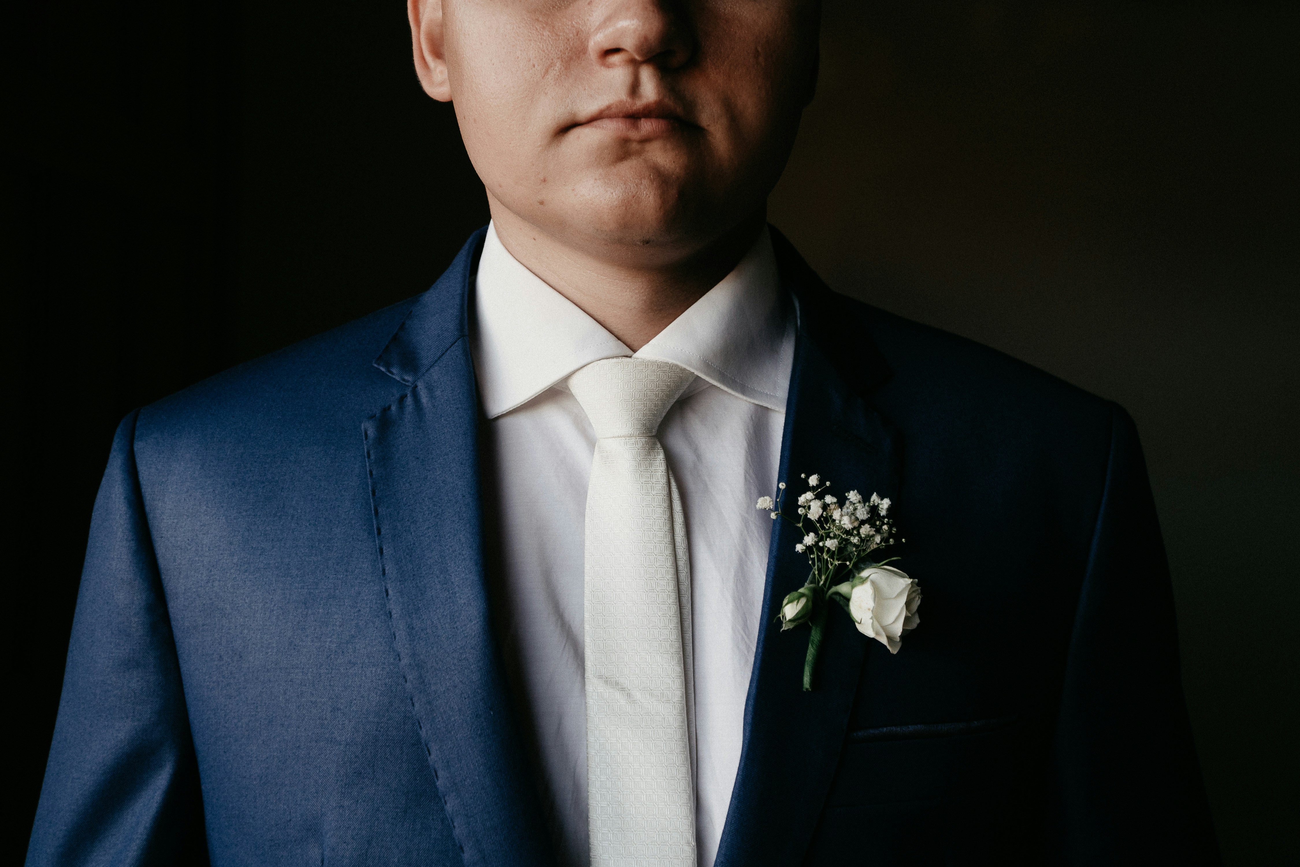 Un hombre con un traje azul | Fuente: Unsplash