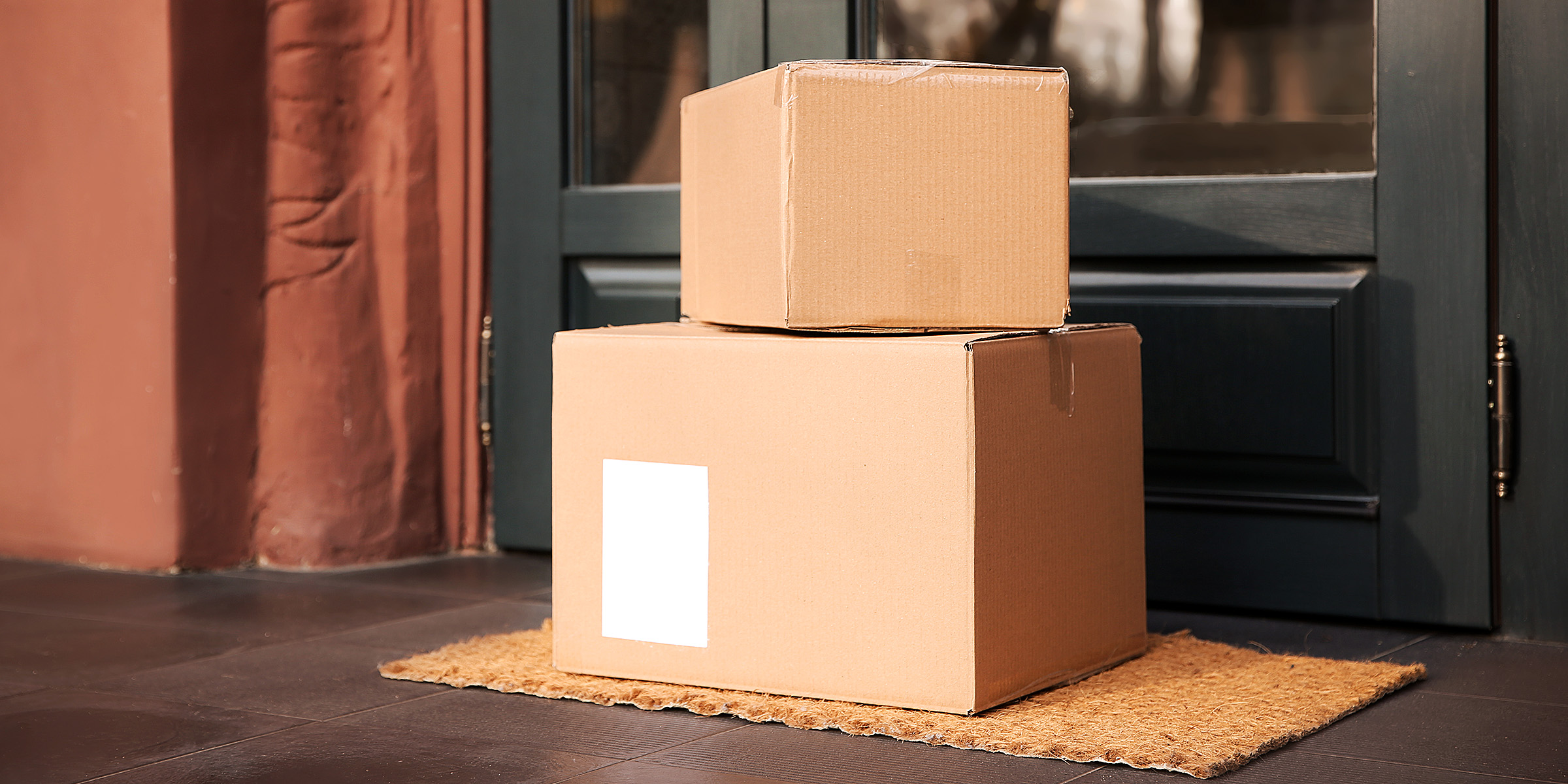 Cajas en el umbral de una puerta | Fuente: Shutterstock