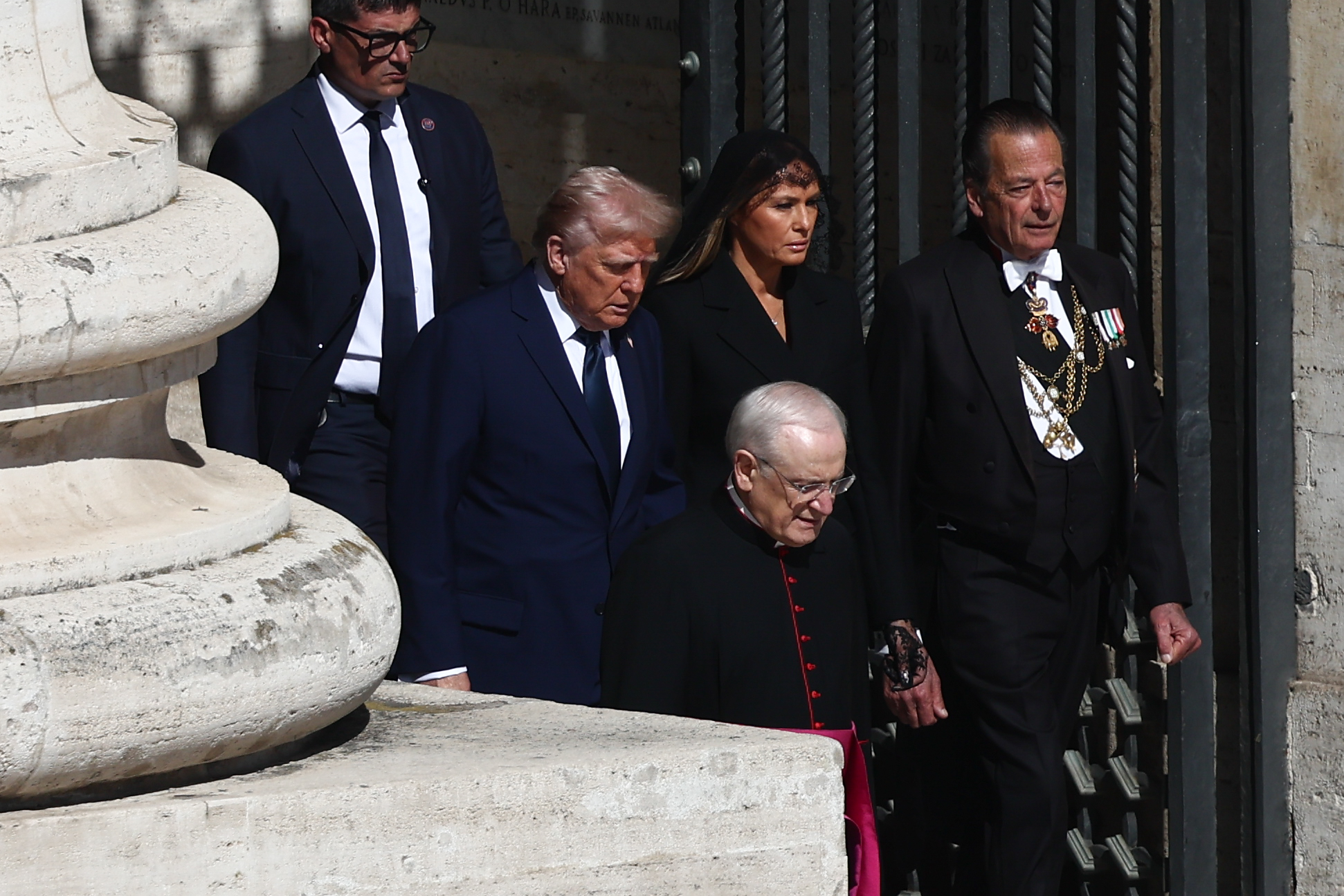 El presidente Donald Trump y la primera dama Melania Trump fotografiados el 26 de abril de 2025. | Fuente: Getty Images