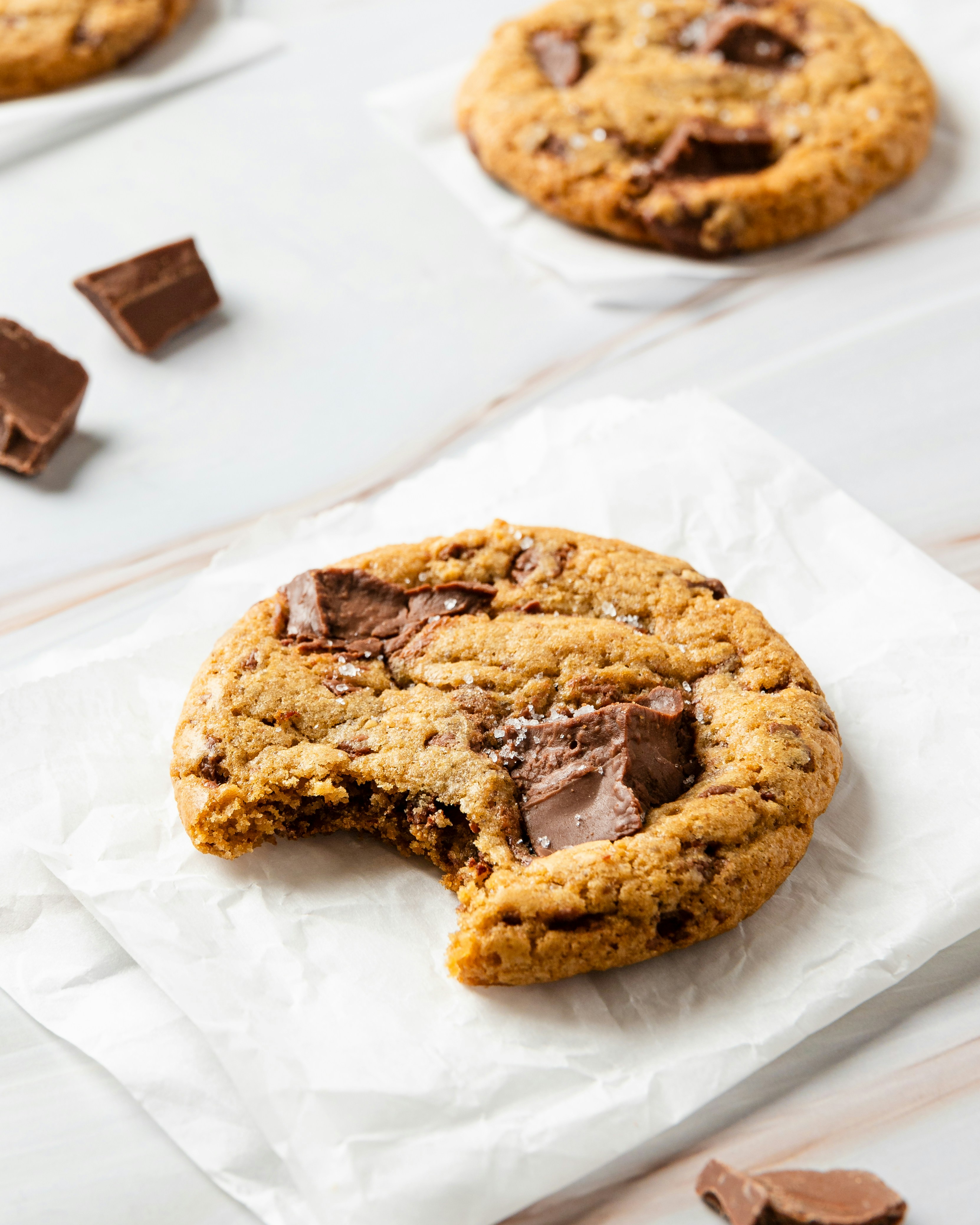 Una galleta de chocolate con un mordisco | Fuente: Unsplash
