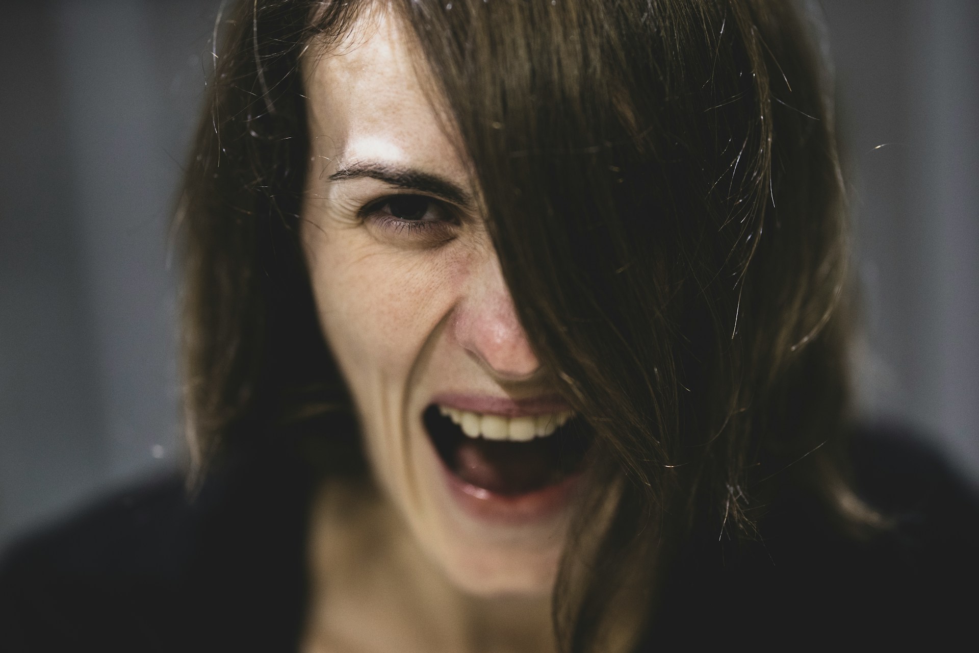 Una mujer hablando con dureza | Fuente: Unsplash