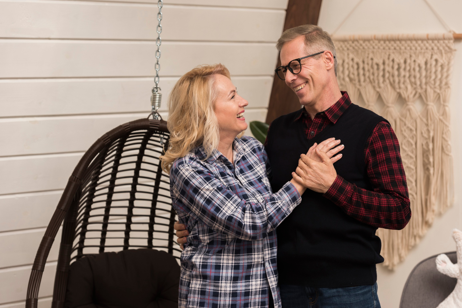 Una pareja sonriendo frente a frente | Fuente: Freepik