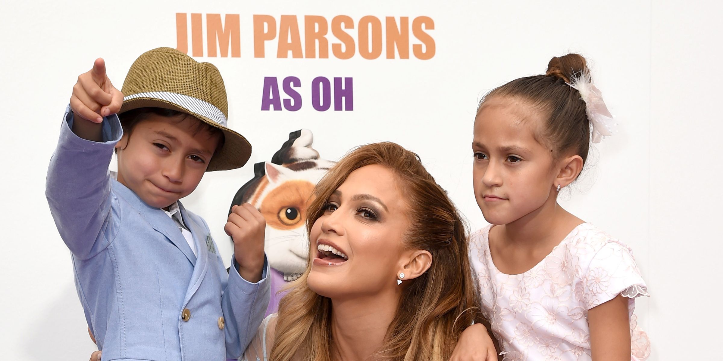 Jennifer Lopez junto a sus gemelos. | Fuente: Getty Images.