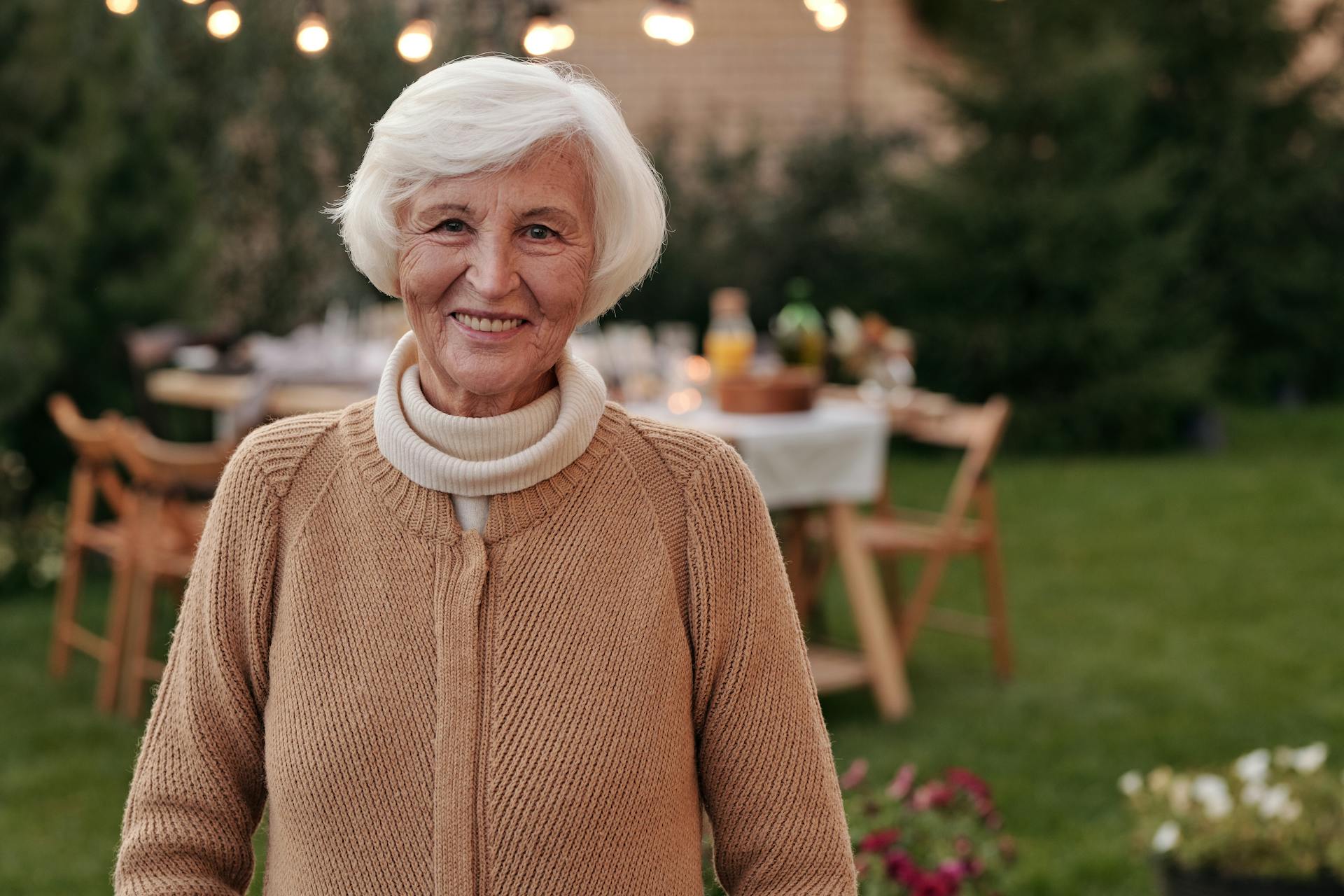 Una mujer mayor sonriendo | Fuente: Pexels