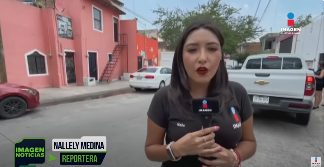 Reportera frente a la casa de Carla | Fuente: youtube.com/@ImagenNoticias