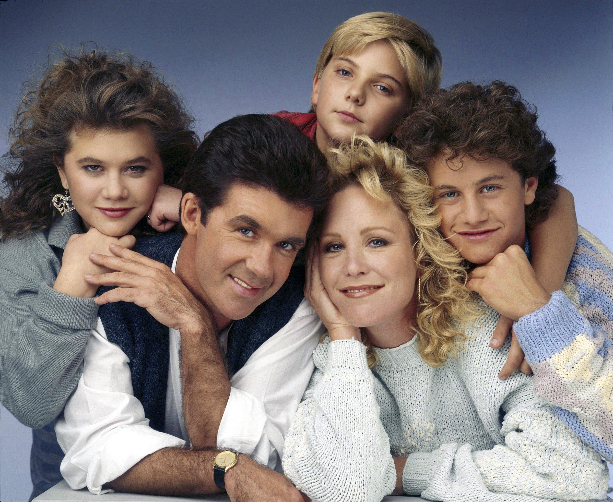 Tracey Gold, Alan Thicke y el resto del elenco de la temporada 3 de "Growing Pains", circa 1987 | Fuente: Getty Images